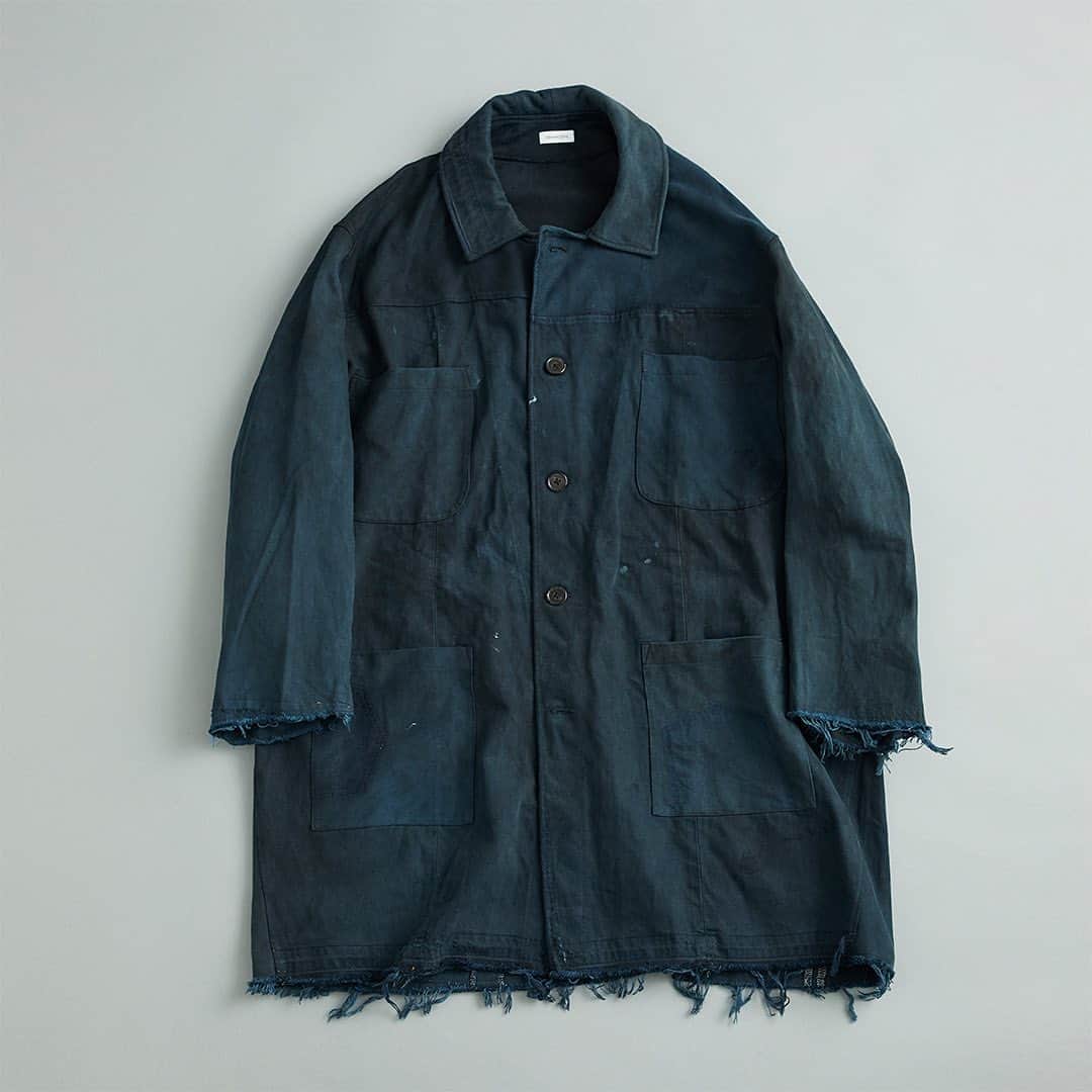 UNITED ARROWS さんのインスタグラム写真 - (UNITED ARROWS Instagram)「REMAKEBYK 別注デニムコレクション第二弾を心斎橋店にて、9/13(水)に発売いたします。  今回はジャケットとコートの2型を発売。第一弾と同様に、それぞれブルーデニムと後染めのブラックデニムをご用意。着る人によって着方や合わせ方を工夫してスタイリングを楽しんでもらえたらという思いから、1サイズでのご用意となっています。 リメイクのため商品によって表情は異なります。ご了承ください。  ・ジャケット ピークドラペルのオーバージャケット。着丈を長めにしており縦長なデザインで、着る方によってはショートコートのようにも着用頂けます。 価格：(ブルーデニム)41,800円、(ブラックデニム)45,100円 ※写真はブルーデニムの見本です。  ・コート ミドル丈で身幅をたっぷり取ったリメイクコート。パーツ毎のコントラストを抑えながら、落ち着いた雰囲気のパッチワークを表現しています。 価格：(ブルーデニム)55,000円、(ブラックデニム)59,400円 ※写真はブラックデニムの見本です。  REMAKEBYK UA別注デニムコレクション第二弾 発売日：2023年9月13日(水) 取り扱い店：心斎橋店  #UnitedArrows #remakebyk #denim #ユナイテッドアローズ  #リメイク」9月11日 17時00分 - unitedarrows_official