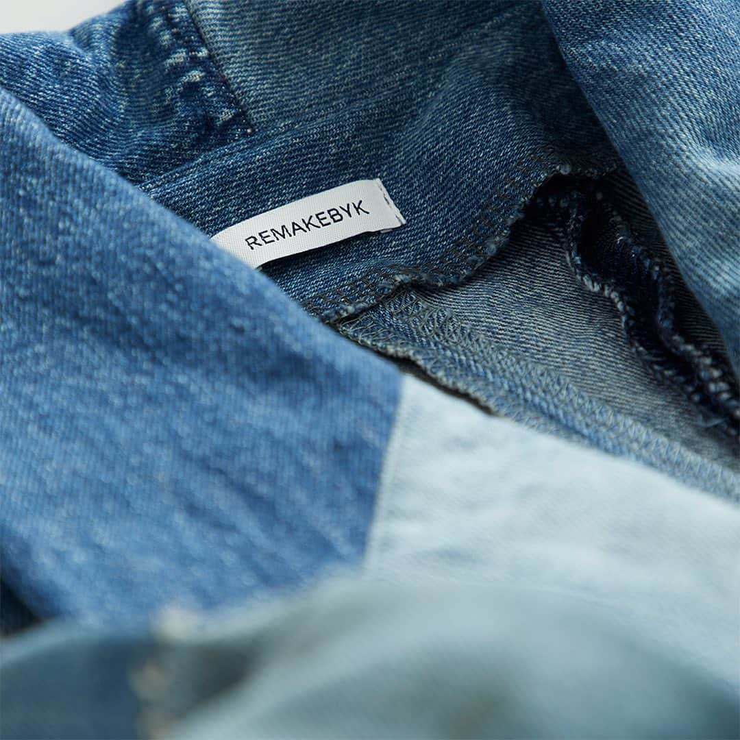 UNITED ARROWS さんのインスタグラム写真 - (UNITED ARROWS Instagram)「REMAKEBYK 別注デニムコレクション第二弾を心斎橋店にて、9/13(水)に発売いたします。  今回はジャケットとコートの2型を発売。第一弾と同様に、それぞれブルーデニムと後染めのブラックデニムをご用意。着る人によって着方や合わせ方を工夫してスタイリングを楽しんでもらえたらという思いから、1サイズでのご用意となっています。 リメイクのため商品によって表情は異なります。ご了承ください。  ・ジャケット ピークドラペルのオーバージャケット。着丈を長めにしており縦長なデザインで、着る方によってはショートコートのようにも着用頂けます。 価格：(ブルーデニム)41,800円、(ブラックデニム)45,100円 ※写真はブルーデニムの見本です。  ・コート ミドル丈で身幅をたっぷり取ったリメイクコート。パーツ毎のコントラストを抑えながら、落ち着いた雰囲気のパッチワークを表現しています。 価格：(ブルーデニム)55,000円、(ブラックデニム)59,400円 ※写真はブラックデニムの見本です。  REMAKEBYK UA別注デニムコレクション第二弾 発売日：2023年9月13日(水) 取り扱い店：心斎橋店  #UnitedArrows #remakebyk #denim #ユナイテッドアローズ  #リメイク」9月11日 17時00分 - unitedarrows_official
