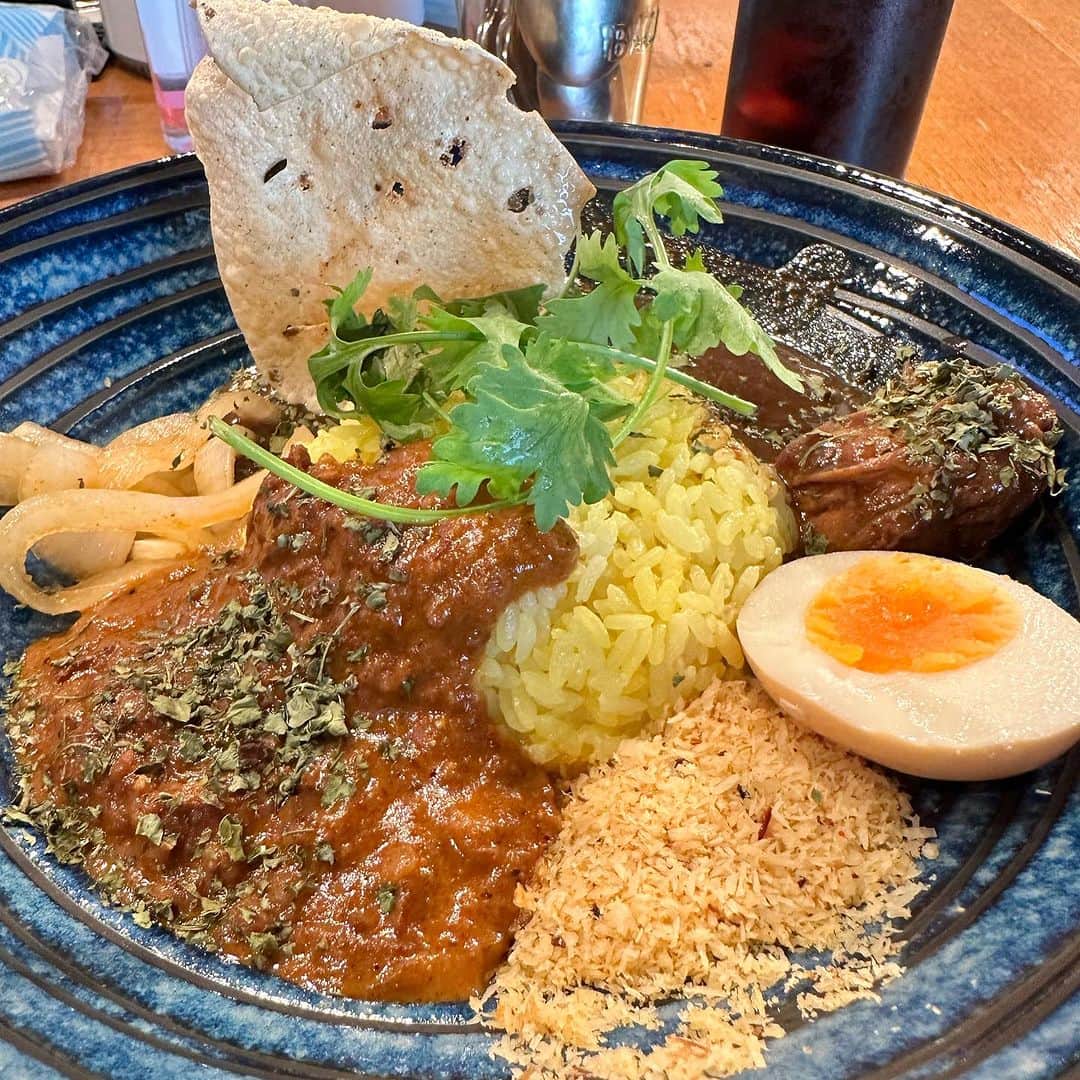 西寺郷太のインスタグラム：「三茶でパーソナル筋トレからのヨガ。ポワッとした状態でチャリ乗ってたら、かもめんたる槙尾さんと遭遇。 @kamomental_makio 「三茶で昼間カレー屋をやっていて今ちょうど開けるんです」と看板を出しているタイミング。「ほな、郷ちゃん食べる〜！ちょうどスパイス欲してた〜！欲（ほっ）する、ホッする〜！」とスリランカカリーを！  美味しかった〜！槙尾さんとも話せたし、良かった〜。  世田谷区三軒茶屋1-32-12 西沢ビル2階 11:30〜14:00（L.O.13:50）  #マキオカリー」