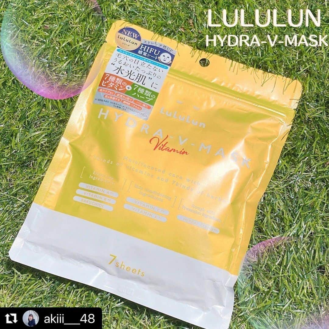 LuLuLun（ルルルン公式）さんのインスタグラム写真 - (LuLuLun（ルルルン公式）Instagram)「本日は @akiii___48 様の素敵な投稿をリポストさせていただきました✨ いつもルルルンをご愛用くださり、ありがとうございます！  #Repost  ・・・  . . . @lululun_jp ルルルン ハイドラ V マスク  \ 推しポイント/  ⭐️レチノールやビタミンCペプチドなど7種類のビタミン成分配合🍋 その中の1つパンテノールは、浸透しやすく保湿効果があるので、お肌にツヤと潤いを与えてくれる成分。 また、お肌の小じわやハリを改善する効果もあるみたい🤓  ⭐️ローズマリーやツボクサなど7種類のハーブがお肌荒れを防止。  ⭐️美容液成分はたっぷり150ml。 ストレッチ性のあるリフトシートが フェイスラインを引き上げリフトアップしながら使用できるのも嬉しいポイント👌🏻シートは分厚いけど、密着力は◎  ベタつかない使用感なので、朝夜両方使えるよ🤙🏻 マスクパック後はお肌がぷるんぷるんになって生き返る❤️❤️❤️  ぜひお試ししてみて🤟🏻✨ . . . #ルルルン #マスクパック #化粧水フェイスマスク #水光肌 #パック #ママ美容 #スキンケア #ママスキンケア #ママでも綺麗でいたい #hifu #プレゼント #潤い肌 #lululun #スキンケア好きさんと繋がりたい」9月13日 19時00分 - lululun_jp