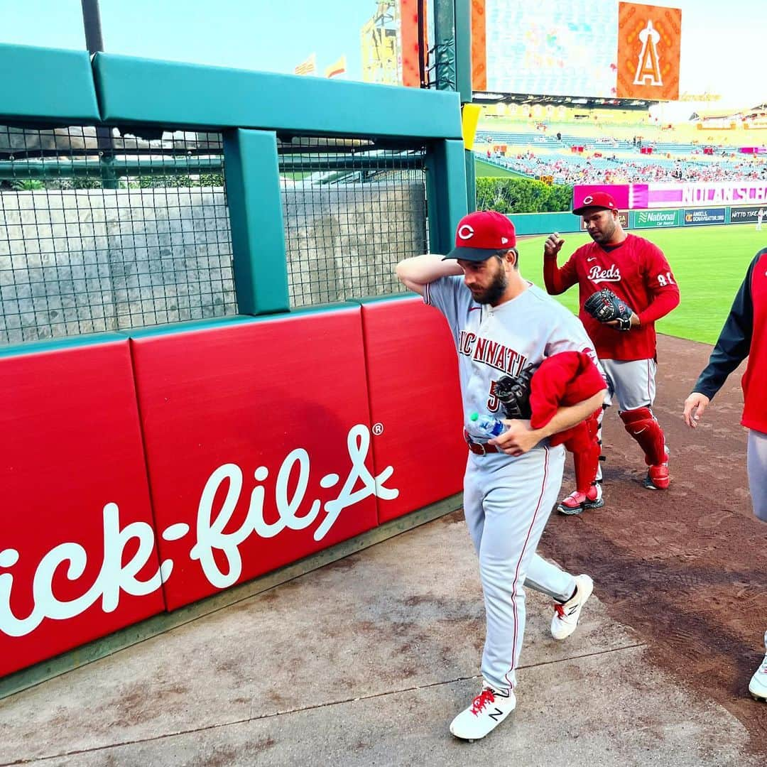 我謝レイラニさんのインスタグラム写真 - (我謝レイラニInstagram)「ダブルヘッダー⚾️2試合目ももちろん観てきたよー( ✌︎ *¯ 罒¯*)✌︎ 2試合目のチケットは直接球場で買ったからQRコードとかじゃなくて紙のチケットがもらえた♡ 席は外野だけどブルペンのすぐ横で投手やキャッチャーが目の前通る贅沢な席( ´艸｀) 直前までなかなかスタメン発表なくて、なんかいつもと違う空気でヒヤヒヤしたけど‥大谷さんの名前が出てきてホッとしたよね。 試合後に肘のニュース聞いて、そーゆーことか！っと少し納得しつつも‥そんな状態でもプレイしちゃう大谷さんの野球愛は半端なさすぎるねꉂ🤣𐤔頑張りすぎだよ〜 #ロサンゼルス旅行 #LA旅行 #エンゼルス #野球観戦 #baseball #エンゼルススタジアム スタジアムにいる人達ほとんど大谷さんのユニフォーム🤣❤️ 今すぐにでもまた飛んで行きたい‥🥺✈️」9月11日 15時35分 - leila___ni