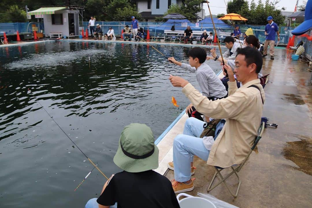 海老名市のインスタグラム：「柏ふれあい釣り堀「親子釣り大会」🎣  ９月９日、柏ふれあい釣り堀（杉本小学校旧プール）で親子釣り大会を開催しました。 制限時間内で金魚とヘラブナの釣果を競い、親子で釣りを楽しむ１日となりました✨  📷 #好きです海老名 写真募集に、ぜひご応募ください！ 詳しくは、@ebina_officialのプロフィールより、公式サイトをご覧ください。 ご応募、お待ちしています！  #好きです海老名 #住みたい住み続けたいまち海老名 #海老名 #神奈川 #ebina #柏ふれあい釣り堀 #釣り堀 #釣り大会 #親子 #金魚 #ヘラブナ」