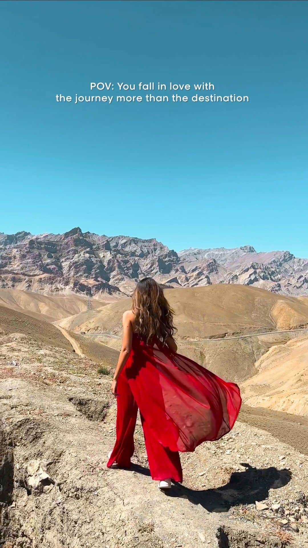 Aakriti Ranaのインスタグラム：「Just got Leh’d 🤣 It’s never just about the destination, it’s more about the insanely beautiful journey! Tag someone you would want to go for this epic adventure with 😀😀  Red coord from @shauryasanadhyalabel   #Aakritirana #leh #ladakh #journey #roadtrip #offroading #defenderjourneys #defender #landroverdefender #travelblogger #indiantravelblogger #incredibleindia #pangonglake」
