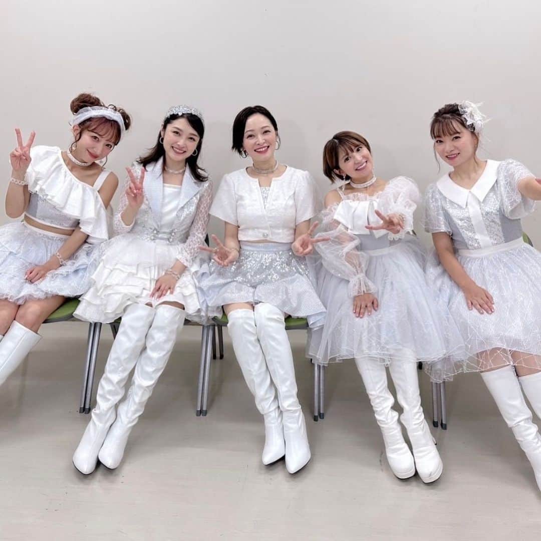 石川梨華のインスタグラム：「モーニング娘。2期＆4期✨  市井さんとは23年振りに同じステージに立てました！ エモすぎませんか🥹？ 嬉しすぎました💓  圭ちゃん、矢口さんは昔から頼れる大好きなお姉さんたち🫶  のん、大好き❤️ 一緒にタンポポ出来て、ピースも出来て嬉しかった😍  今回私は本当に久しぶりのLIVEだったから、リハーサルから本番まで不安でいっぱいだったけど、のんの明るさとたくましさと安心感に助けられました🤲 頼れる同期❤️サンキュー😘  #石川梨華 #モーニング娘og #2期 #4期 #ハロプロ25周年 #モーニング娘25周年」