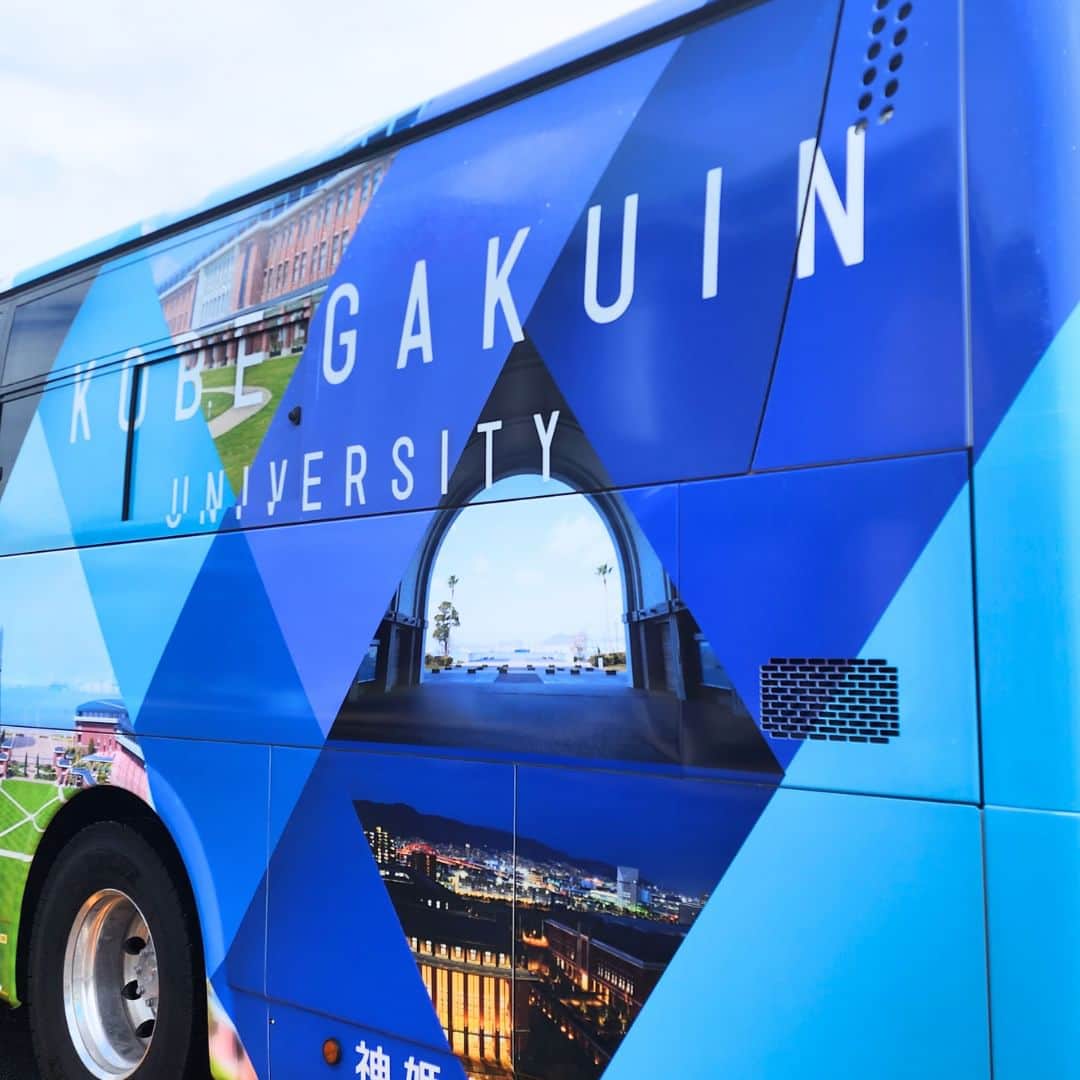 神戸学院大学さんのインスタグラム写真 - (神戸学院大学Instagram)「\新しいラッピングバス運行開始🚌/ 2023年9月10日より、新しいデザインのラッピングバスが運行を開始しました！ 神姫バスの側面に、美しいキャンパスの写真がデザインされています✨  左側には神戸学院大学ポートアイランド第1キャンパスと有瀬キャンパスが、 右側には神戸学院大学附属中学校・高等学校が描かれています💫  ぜひ街中で見つけて写真を撮影してみてくださいね🚌🌼 （交通ルールに従い、十分に安全をご確認ください） フォトコンテストも開催中です📸 神戸学院大学で素敵な写真を撮影してぜひご応募ください🥰 詳しくはこちら👇🏻 https://www.kobegakuin.ac.jp/support/student_life/contest.html  #神戸学院大学 #神戸学院 #神戸 #大学 #kobegakuin #kobegakuinuniversity #kobe #university #神戸学院附属高校 #神戸学院大学附属中学校 #ラッピングバス #バス #デザイン #バスデザイン #神姫バス #バスラッピング #シャトルバス #通学バス #大学生 #大学生の日常 #観光バス #ポートアイランド #有瀬 #バスツアー　#フォトコンテスト #フォトコン」9月11日 16時00分 - kobegakuin_university_koho