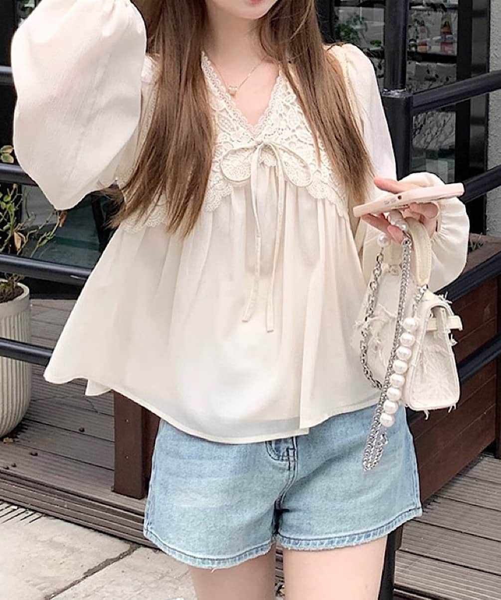のインスタグラム：「シアー刺繍ブラウス 甘い印象を持たれがちな刺繍ブラウスですが、シックなカラーで落ち着いた雰囲気で着ていただけます。ややシアーな素材感なので重たく見えず、初秋や春先にも着ていただけます。  #チェリーアン #cherryann #ファッション #コーデ #今日のコーデ #コーディネート #fashion #ootd #coordinate」