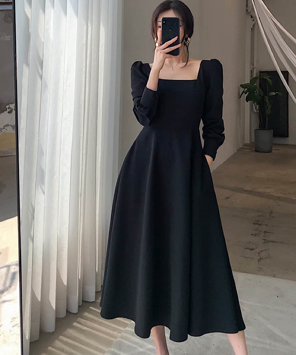 のインスタグラム：「スクエアネックAラインフレアワンピース ハイウェストの切り替えですっきり脚長に見せてくれます。シンプルで無地だからこそ着こなししやすく、アクセサリーなどの小物も合わせやすいのが嬉しい。  #チェリーアン #cherryann #ファッション #コーデ #今日のコーデ #コーディネート #fashion #ootd #coordinate」