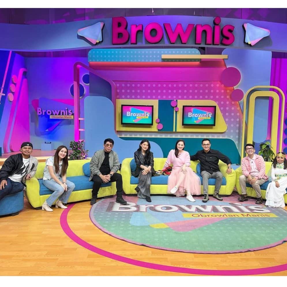 のインスタグラム：「Happy monday @brownis_ttv ✌🏻😜」