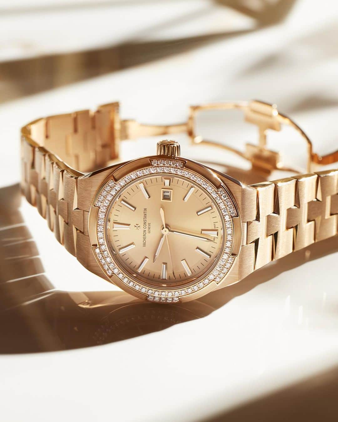 のインスタグラム：「La vie en 𝒓𝒐𝒔𝒆 𝒈𝒐𝒍𝒅 👁️ 🧭  Step into the luminous realm of the new Overseas self-winding watch.   💫 Every inch, from its 35mm case to its bracelet, radiates in harmonious pink gold. Our artisans meticulously crafted the dial to mirror the warmth of the gold, creating a seamless, monochrome elegance.   💎 Adorned with 90 scintillating diamonds, this sport-chic masterpiece offers versatility with its interchangeable straps: the classic allure of gold, the urban sophistication of white calf leather, or the adventurous spirit of white rubber.  ⌚️ Which strap embodies your next journey?  #VacheronConstantin #OneOfNotMany #watchesandwonders2023 #watchesandwonders #Horology #Timepiece」