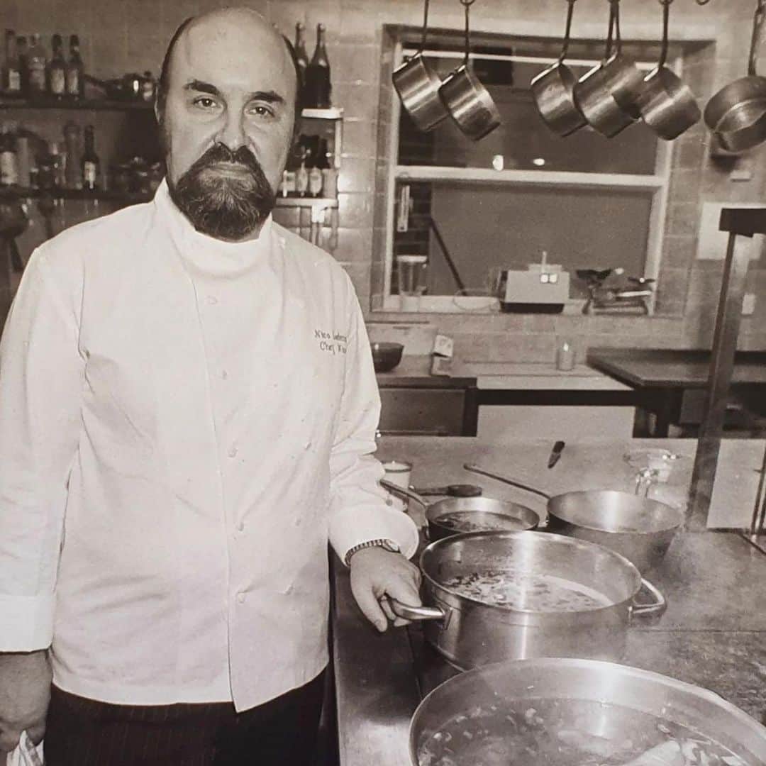 ジェイミー・オリヴァーのインスタグラム：「Rest in peace dear Nico … iconic Chef and Restauranteur Nico Ladenis sadly passed away surrounded by his loving family Dinah Natasha and Isa… Nico was amazing a trailblazer and a pioneer in the restaurant industry.I never had the pleasure to meet him sadly as he was a Hero to me but I used to watch him from the window of the college that I trained for three years at his restaurant Simply Nico it was just a stones throw away, and I used to watch him in ore briefing the chefs and waiters and see him checking the table detail . His story was amazing because he was a self taught chef at 37 years old who won three Michelin stars and a rare 10 out of 10 in the Good Food Guide for his restaurant Nico at Ninety in London in the mid 1990s, inspiring a generation of British chefs in the process. His voice in the industry is Recipease and the Chefs he trained really did make a difference, and even though I never met my hero, that didn’t mean I didn’t benefit from his years of hard work. In recent years, he very kindly reached out to me and I guess you would say we became penpals what a charming lovely man. I send all of my love to the family at this very hard time, but most importantly, a life well lived, choose Nico bless you for your inspiration 👏👏👏👏👏」