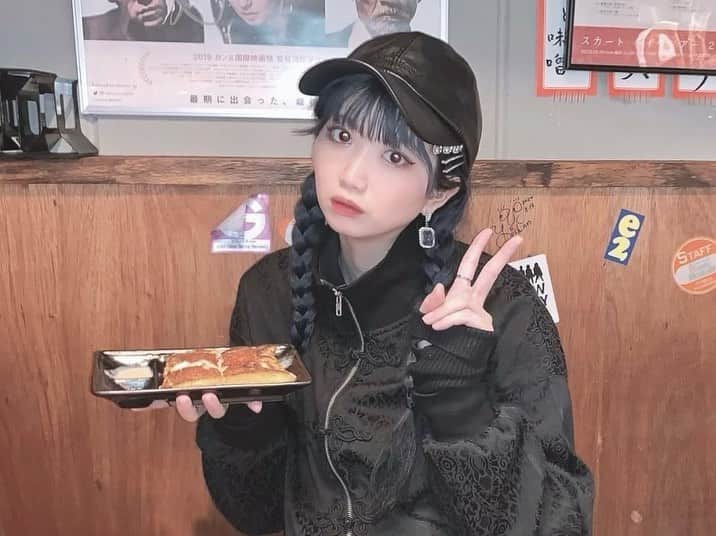 のインスタグラム：「大阪名物は鉄板野郎のパイネとウニホーレン  最近食べてばっかりじゃない？と思う方もいらっしゃるかもしれませんが、載せていなかっただけでずっとだし毎日です  #大阪グルメ #鉄板野郎 @teppan.urasan  #アリスムカイデのティーパーティ  @dearis.official #dearis #dearisM #ブラックコーデ #ootd」