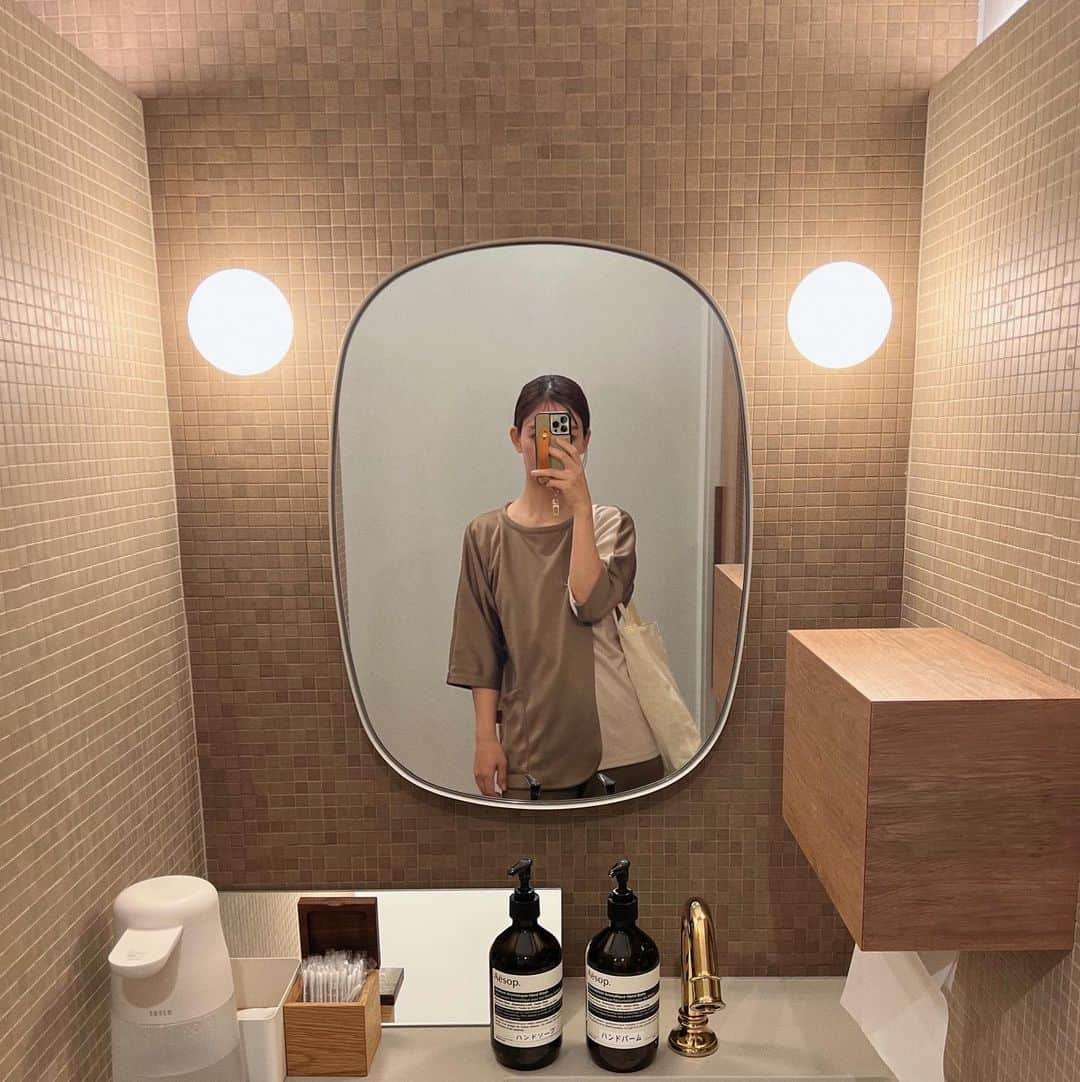かーなーのインスタグラム：「． ママになって、子どもの身体のことは 常にアンテナ張って気にしてたけど、 自分のことはすっかり後回しにしていたわたし。 ⁡ 友人の紹介で 人生で初めて  @creagetokyo_ld  で人間ドックを受けてきました🦕🦕 ⁡ 受付から検診まで全てがびっくりするほどスムーズで 何よりホテルのような洗練された空間で 心身共にリラックスしながら受けることができました！ ⁡ わたしが受けた内容は YOU検診という 子宮・大腸・乳房の疾患を総合的に検査できるプラン （経産婦にもオススメらしい🤰🏼） 結果は後日、郵送で届きました。 ⁡ 大切な人のためにも、 年に１度必ず受診しようと思います☺️  #クレアージュ東京レディースドッククリニック #YOU 健診 #婦人科検診」