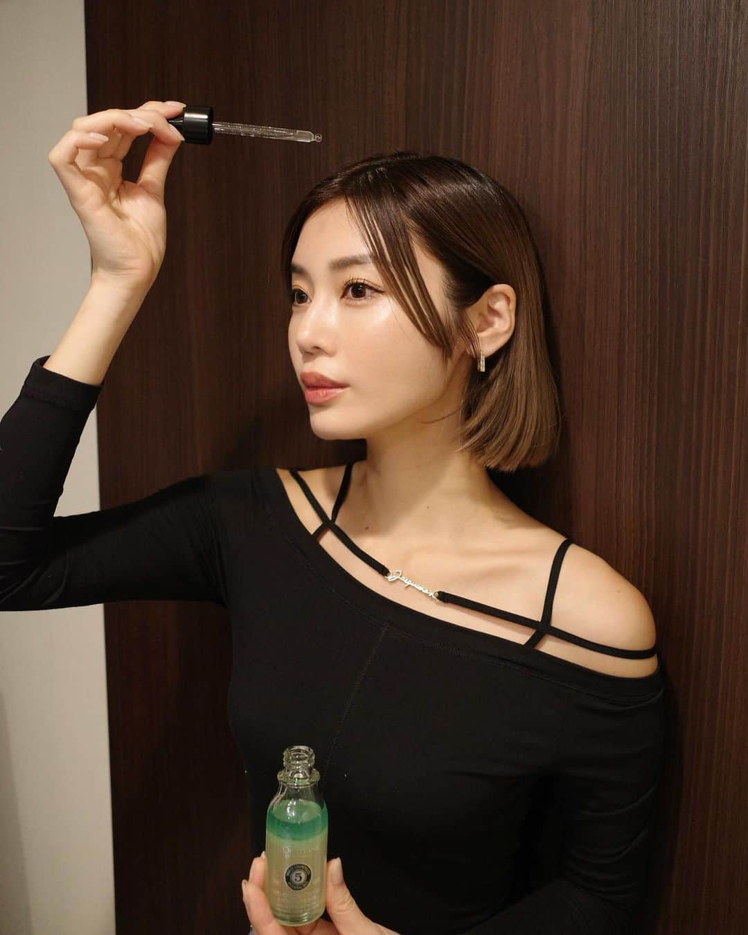 のインスタグラム：「産後って抜け毛や切れ毛の悩みが出来て落ち込む事もあるよね🥺 育毛をはじめるにあたって何を選んでいいか分からなかったけど、、 8月30日(水) ロクシタン初の育毛美容液が誕生！ 私は一足先に頂いたので使ってみたよ🫶 この薬用育毛剤99%自然由来でとってもクリーン🌿 爽やかなリラックスする香りで、1日1回頭皮に塗布して指でマッサージするシンプルな使い方だから私でも毎日出来そう😉✨ #育毛 #アンチヘアロス #薄毛 #抜け毛 #ロクシタン #頭皮ケア #産後ケア #loccitanepr @loccitane_jp」