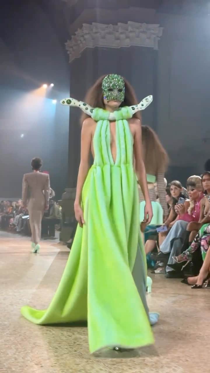 Vogue Españaのインスタグラム：「El juego de tejidos, texturas y siluetas en el desfile de otoño-invierno 2023 de @area en #NYFW ✨」