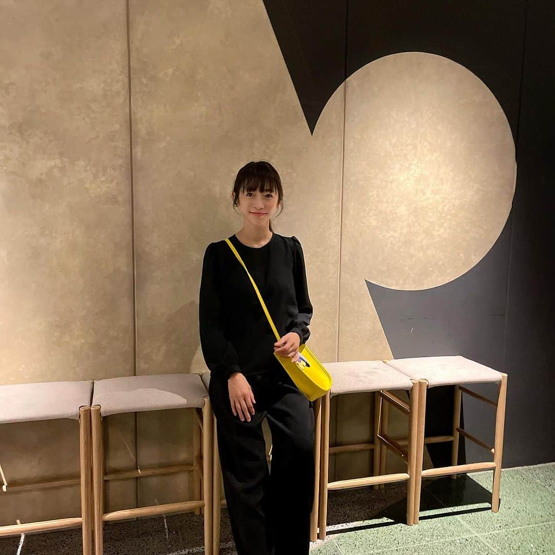 木本泉のインスタグラム：「- 何ともないランチコーデw おうどん食べに🍴  全身blackに差し色に🟡ポシェット💛  最近、リュックが欲しいな〜作りたいなと考え中😌 サンプル上がってきたのでcheck🩷 インスタLiveでもそんなお声をいただく事があったのですが、、、リュック使っていただけるのかな？🤔 私的には小さめリュック🎒」