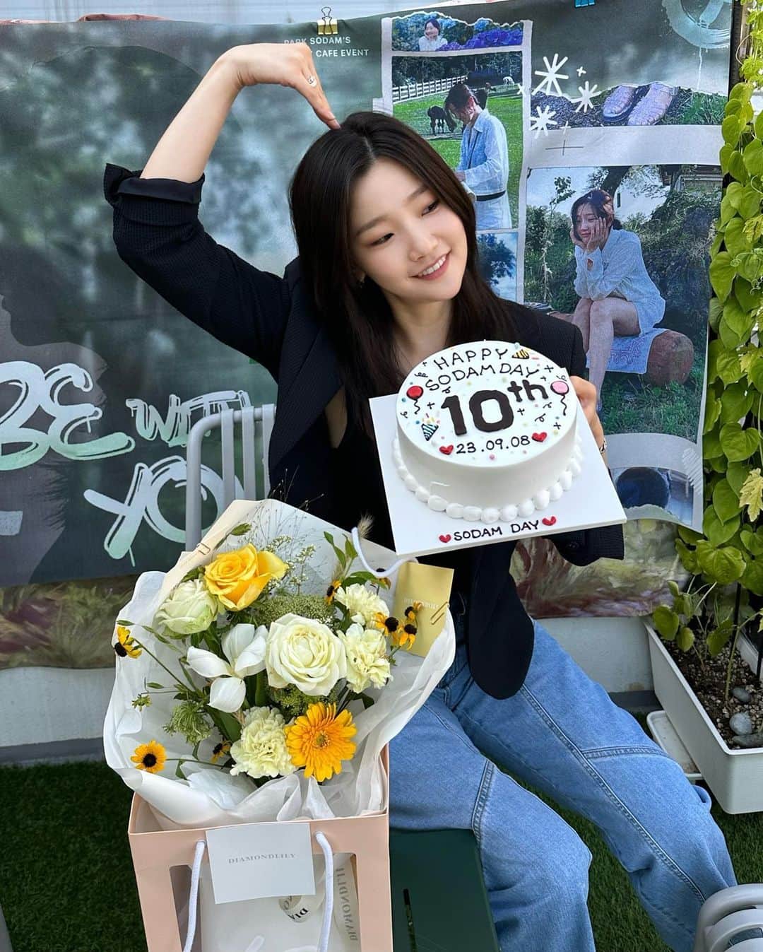 パク・ソダムのインスタグラム：「고마워💛💛💛💛💛 사랑해💚💚💚💚💚 꽃도 넘예쁘구우🫶🫶🫶 굿즈도 넘예쁘구우💜💜 공간도 넘예쁘구우🩵🩵🩵 포스터도 사진도 넘예쁘쟈나🥰 나 행복해쨔나💓💓💓💓💓」