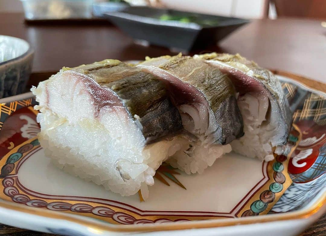 住吉美紀のインスタグラム：「教えていただき、初めて自分で #鯖寿司 を作りました！綺麗に仕上がり、さらにシンプルで優しい味わいに仕上がり、感動。  #鯖寿司大好き #秋の味覚」