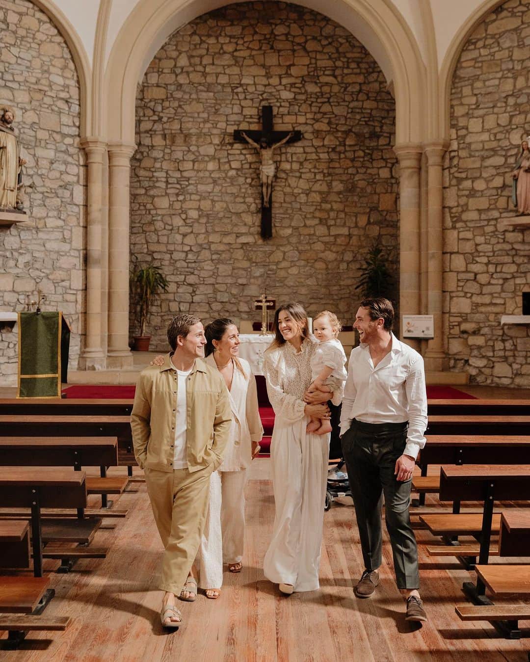 イバイ・ゴメスのインスタグラム：「Bendita tu suerte mi amor, vas a aprender muchas-muchísimas cosas maravillosas de tus padrinos @pattyand4 & @gotzonmantuliz! 🥹❤️   En las fotos no estamos todos, pero fue un diazo rodeado de personas maravillosas. ☺️」