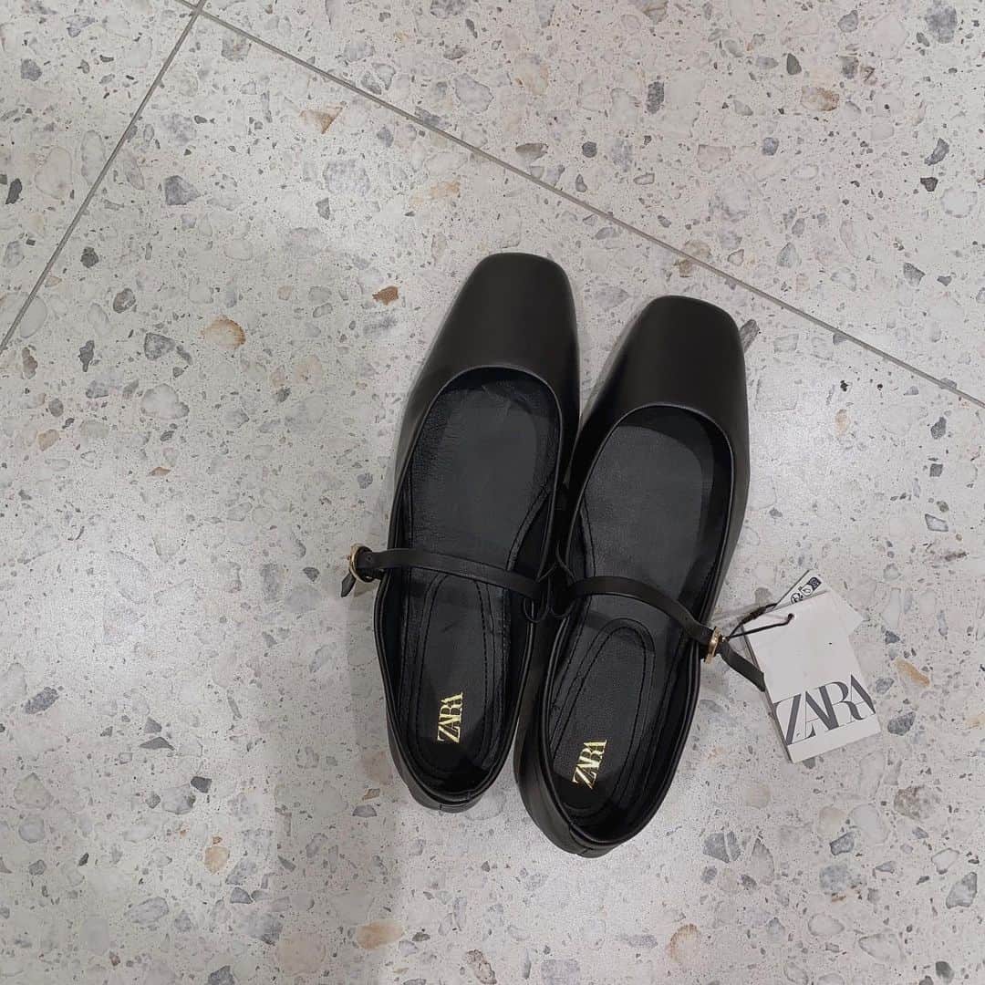 eri.khtnのインスタグラム：「・ サンダルが終わってブーツになるまでに便利な靴☺︎⭐︎  柔らかくて履きやすい☺️ ・ ・ ・ #zara#メリージェーン#zara購入品#置き画#ザラシューズ#zarashoes」