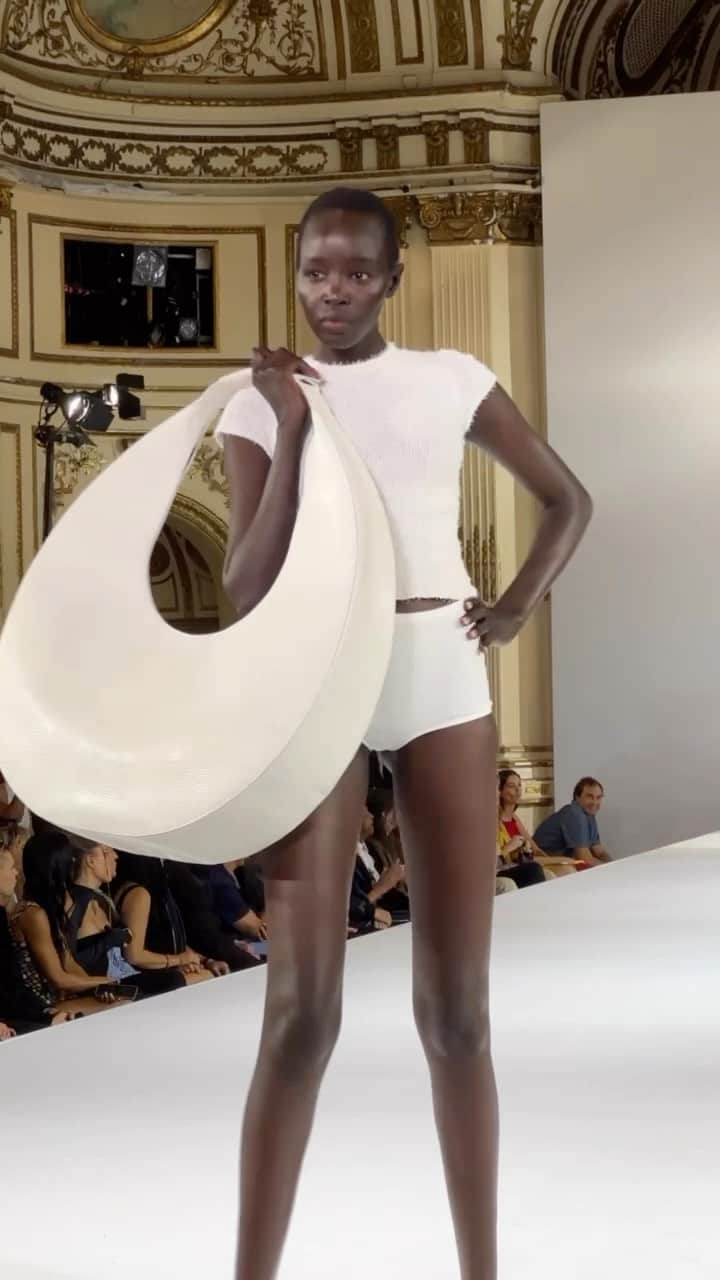 Vogue Españaのインスタグラム：「¿Bolso gigante o bolso diminuto? Ambos están en la colección primavera-verano 2024 de @staud.clothing 👜」