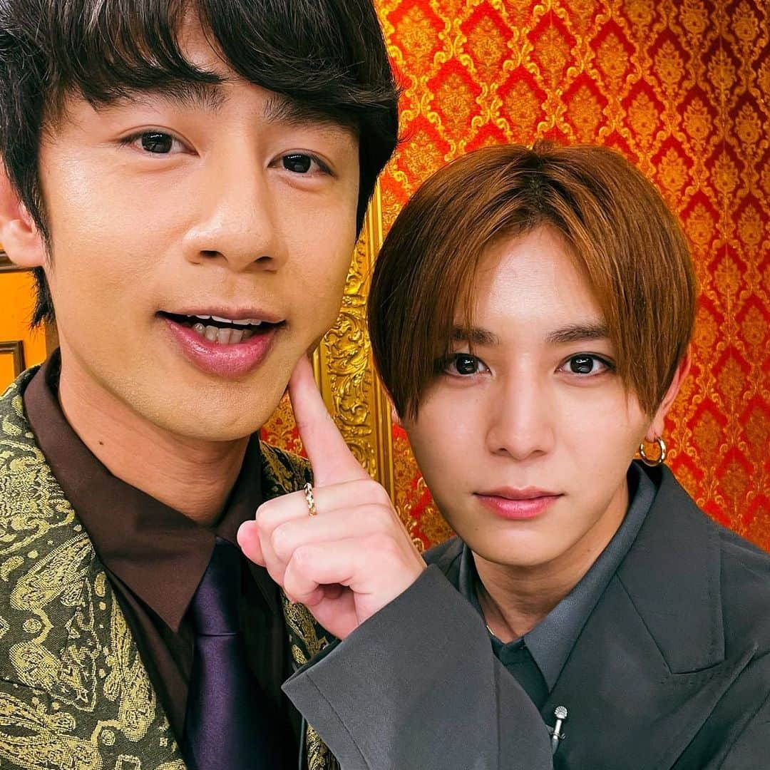 中丸雄一さんのインスタグラム写真 - (中丸雄一Instagram)「Hey! Say! JUMPの山田涼介とパシャリ。番組で共演した〜☺️  スタジオで撮影したけど、心なしかジャにの部屋の壁紙に似てない？？？」9月11日 16時37分 - y_nakamaru_94