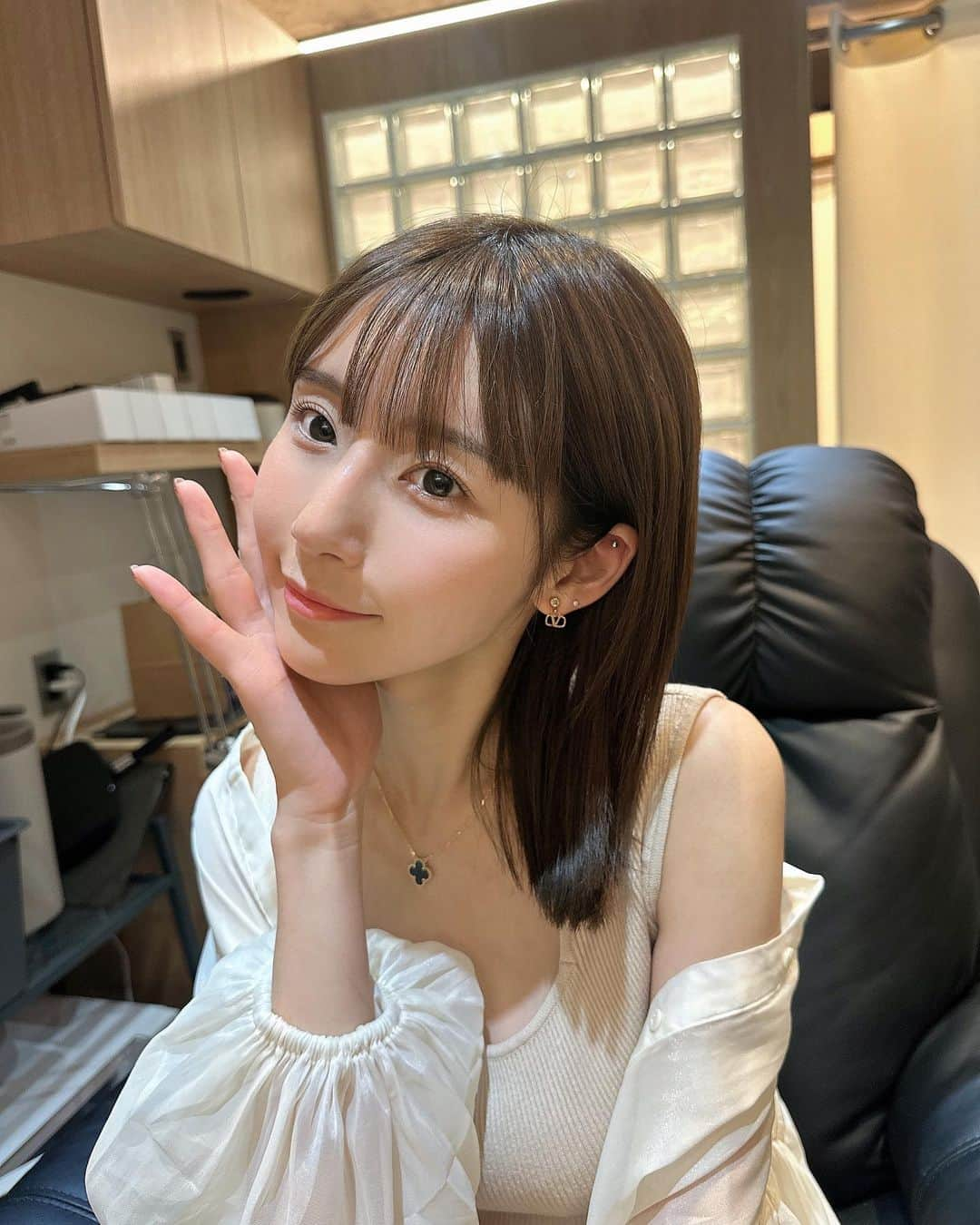 蒼川愛さんのインスタグラム写真 - (蒼川愛Instagram)「5年近く通ってるまいちゃんのサロンでまつ毛パーマを🫶🏻 1ヶ月半くらい持つしビューラーいらないのが楽ちんすぎる🥹🥹 デザインはお任せだけど、バチバチとナチュラルの間くらいでお願いしてます🧏🏻🧏🏻 いつもありがとうまいちゃん❤︎ @yoshino.mai  . (フォロワーさんも通ってる方多いみたいで嬉しい…🧚🏻‍♀️) . . . #新宿 #まつ毛パーマ #まつ毛」9月11日 20時00分 - tougarashi_suki