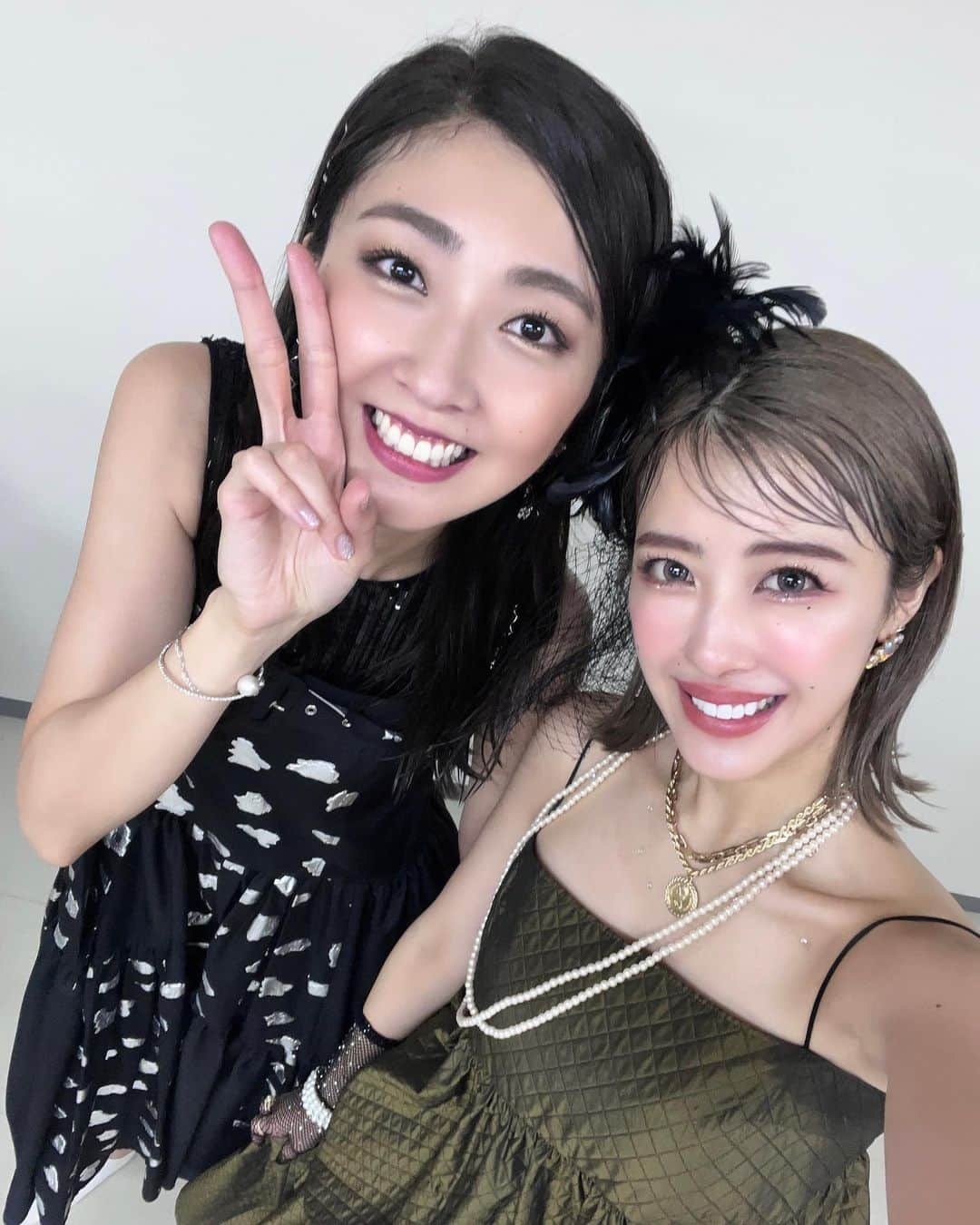 夏焼雅さんのインスタグラム写真 - (夏焼雅Instagram)「💞💓🩷💗💖💕  ハロプロ祭り〜💕💕 先輩、後輩みんなでわちゃわちゃ しているあの時間エモすぎたぁぁ✨  先輩たちに『写真撮ってくださ〜い♡』って やっぱり今でも緊張するの😳  あっ！！矢口さんだけは スッといけたなぁ？🤫🤫笑 @mariyaguchi_official さま ずっとずっと大好きです❤️  石川さんとはハッピーポーズ💓 ヤバ〜〜!!うれしすぎる🥹🥹 @rika_ishikawa_official 様💕 えりかさんと会えた時 うれしくてハグしちゃった💓 @erika.miyoshi  美勇伝さいこ〜✊🏻💕  先輩たちと写真撮ってるときって 自然とハロプロキッズの頃のように 時が戻ってて、、ベリキューみんな なんだか顔が幼く見える👶🏻ってゆー 不思議な現象がいつも起こるんだよね😂  私たちの先輩たちは偉大すぎるけど 永遠の憧れでもあり、お姉ちゃん的存在で、 ベリキューが唯一、甘えられる存在なんです🥹💓💓  たくさん可愛がってもらって いろんな事を学んで いっぱいいっぱい刺激を受けてきました✨  私、、本当にすごい方達と 同じステージに立てていたんだなぁ〜🥹 たくさん努力して、今でもこうして 続けてきて本当によかったって 思えた💕💕  リハーサルも含めて いろんな事がフラッシュバックする そんなハロプロdayを過ごせました💕 幸せすぎ💖💖💖  #ハロコン  #25周年  #代々木第一体育館  #Helloproject  #ハロプロ  #25thANNIVERSARY #Berryz工房 #Buono！ #あぁ！ #ベリキュー」9月11日 16時38分 - miyaaa0825