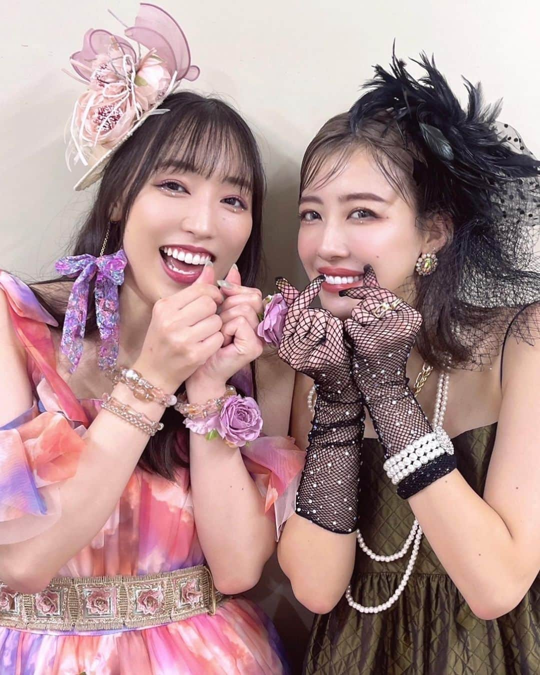 夏焼雅さんのインスタグラム写真 - (夏焼雅Instagram)「💞💓🩷💗💖💕  ハロプロ祭り〜💕💕 先輩、後輩みんなでわちゃわちゃ しているあの時間エモすぎたぁぁ✨  先輩たちに『写真撮ってくださ〜い♡』って やっぱり今でも緊張するの😳  あっ！！矢口さんだけは スッといけたなぁ？🤫🤫笑 @mariyaguchi_official さま ずっとずっと大好きです❤️  石川さんとはハッピーポーズ💓 ヤバ〜〜!!うれしすぎる🥹🥹 @rika_ishikawa_official 様💕 えりかさんと会えた時 うれしくてハグしちゃった💓 @erika.miyoshi  美勇伝さいこ〜✊🏻💕  先輩たちと写真撮ってるときって 自然とハロプロキッズの頃のように 時が戻ってて、、ベリキューみんな なんだか顔が幼く見える👶🏻ってゆー 不思議な現象がいつも起こるんだよね😂  私たちの先輩たちは偉大すぎるけど 永遠の憧れでもあり、お姉ちゃん的存在で、 ベリキューが唯一、甘えられる存在なんです🥹💓💓  たくさん可愛がってもらって いろんな事を学んで いっぱいいっぱい刺激を受けてきました✨  私、、本当にすごい方達と 同じステージに立てていたんだなぁ〜🥹 たくさん努力して、今でもこうして 続けてきて本当によかったって 思えた💕💕  リハーサルも含めて いろんな事がフラッシュバックする そんなハロプロdayを過ごせました💕 幸せすぎ💖💖💖  #ハロコン  #25周年  #代々木第一体育館  #Helloproject  #ハロプロ  #25thANNIVERSARY #Berryz工房 #Buono！ #あぁ！ #ベリキュー」9月11日 16時38分 - miyaaa0825