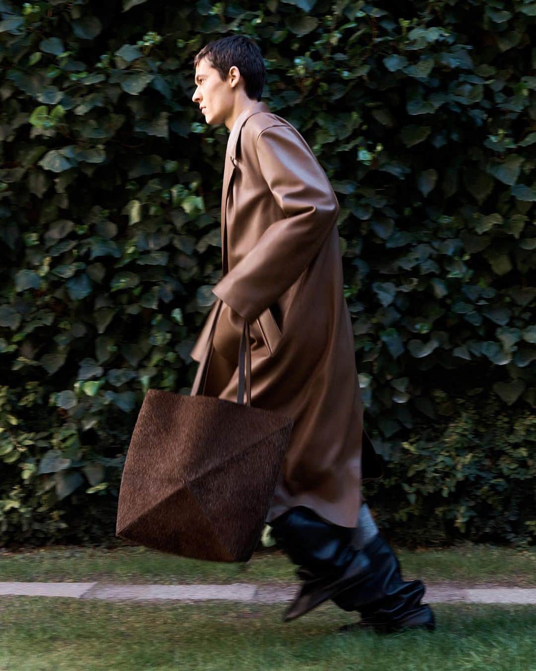 Loeweさんのインスタグラム写真 - (LoeweInstagram)「Twisted coat in leather and the Puzzle Fold Tote bag—inspired by the iconic geometry of the original Puzzle debuted in 2014 as Jonathan Anderson’s first bag for LOEWE and an archive design known as the Origami bag.  LOEWE Fall Winter 2023   loewe.com   #LOEWE #LOEWEpuzzle」9月11日 16時30分 - loewe