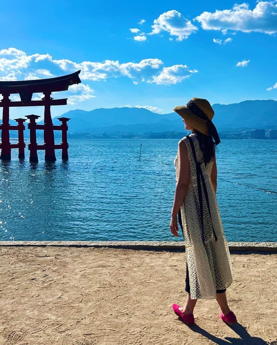 江辺香織さんのインスタグラム写真 - (江辺香織Instagram)「世界文化遺産❣️ 海上に鎮座する厳島神社。  神に斎く（いつく = 仕える）島 と言われ島自体が神として信仰されていたため、木を切ったり土を削ったりすることで御神体を傷つけてしまう事を避けるために、海の上に創建された神秘的な神社⛩️   そして海上に鳥居や社殿を造ろうという発想が凄い。  #嚴島神社 #平清盛 #世界文化遺産  #広島 #宮島  #旅行  #佐伯鞍職 #絶景」9月11日 16時32分 - kaori.ebe