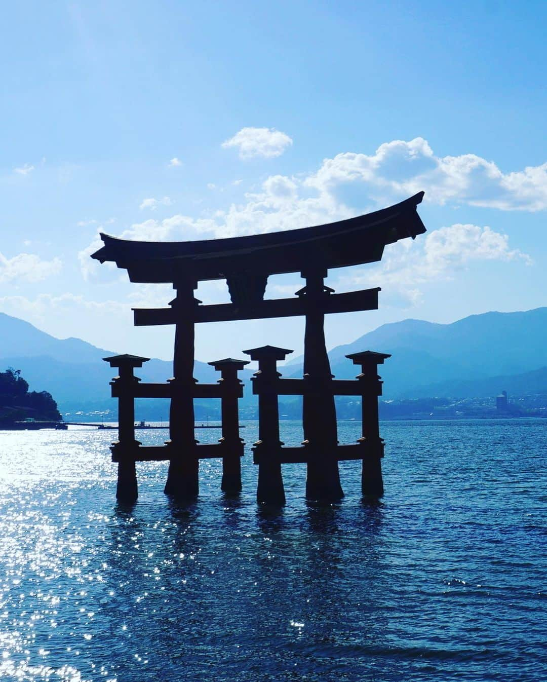 江辺香織さんのインスタグラム写真 - (江辺香織Instagram)「世界文化遺産❣️ 海上に鎮座する厳島神社。  神に斎く（いつく = 仕える）島 と言われ島自体が神として信仰されていたため、木を切ったり土を削ったりすることで御神体を傷つけてしまう事を避けるために、海の上に創建された神秘的な神社⛩️   そして海上に鳥居や社殿を造ろうという発想が凄い。  #嚴島神社 #平清盛 #世界文化遺産  #広島 #宮島  #旅行  #佐伯鞍職 #絶景」9月11日 16時32分 - kaori.ebe