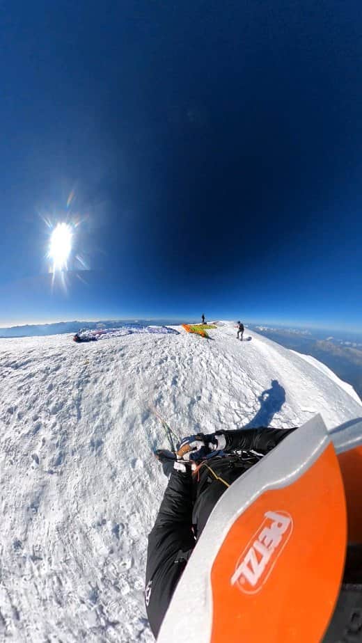 江本悠滋のインスタグラム：「Pour fêter la validation de mon DE parapente 🎉 Un petit mont blanc avec les copains . Par les trois mont... La condition bien dégu au mont maudit mais une fois au sommet, plus qu'à descendre en volant 😊  @niviukparagliders @thenorthfacejp @tnf_play @hestragloves @blueiceclimbing @redbullxalps @roun_cbd @nordisk.japan @soto_japan_official @newhale_japan @k2.skis @paraglidinglove @paragliding.adventure @hikeandfly @hike.and.fly.adventures @parahikeandfly」
