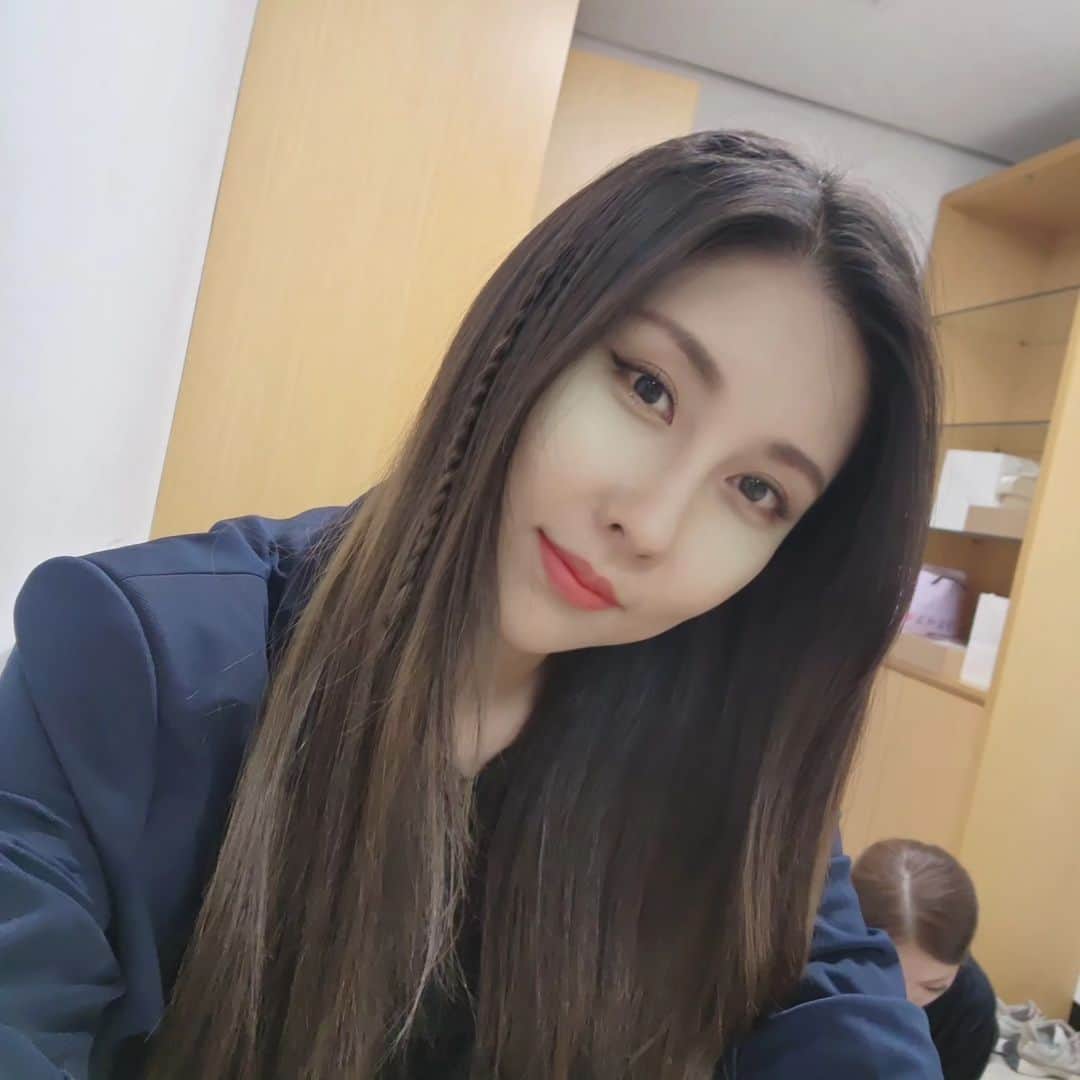 ステファニーのインスタグラム：「오랜만에 selfies🩷」
