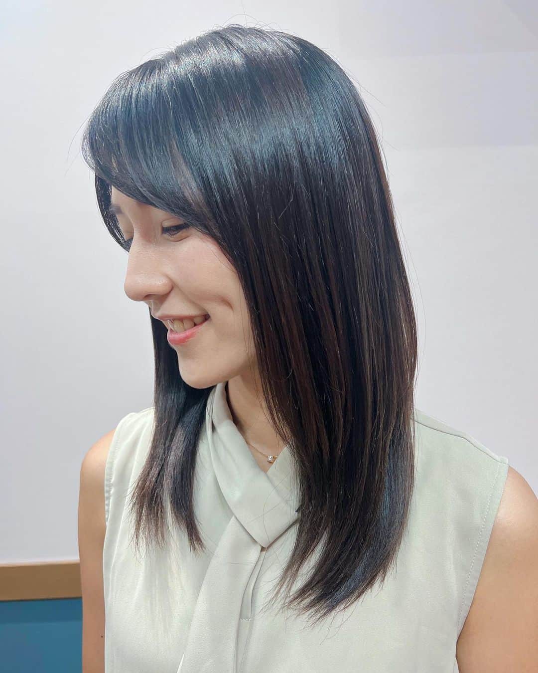 Remiさんのインスタグラム写真 - (RemiInstagram)「new me✂︎ 久しぶりの黒髪！…ではなく、アッシュグレー👩🏻  さて、4ヶ月後どんな姿になるかな✨  ✂︎by @yuyatoyama  💈 @relaxx_hair_make   #haircut #haircolor」9月11日 16時34分 - remi_912
