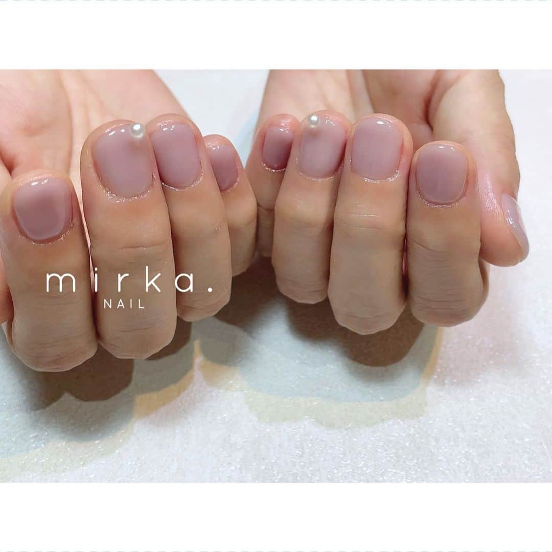 mirka. NAIL(ミルカネイル)のインスタグラム：「⁡ ⁡ lilac ⚪︎ ⁡ ⁡ 肌なじみがいいカラーをお作りしました◯ ⁡ ⁡ まんまるパールがかわいい♡ ⁡ ⁡ ⁡ #mirkaのワンカラー ………………………………………………………… ⁡ ご予約、お問い合わせは LINE ID⇒ @mirka.nail (@含む)まで。 ⁡ ご新規様はハイライトの「ご案内」と「ご予約方法」を必ずお読みいただいてからご予約くださいますようお願いいたします。 空き状況や詳細はLINEの投稿からご確認ください。 ⁡ ⁡ ⁡ ⁡ #mirkanail#nails#nail#nailart#naildesign #ショートネイル#ネイルアート#ネイルデザイン#ネイル#大人ネイル#シンプルネイル#オフィスネイル#ニュアンスネイル#ナチュラルネイル#カジュアルネイル#ショートネイルデザイン#美甲#秋ネイル#秋ネイル2023 #プライベートサロン#プライベートネイルサロン#東京ネイルサロン#東京ネイル#江東区ネイルサロン#森下#清澄白河 ⁡」
