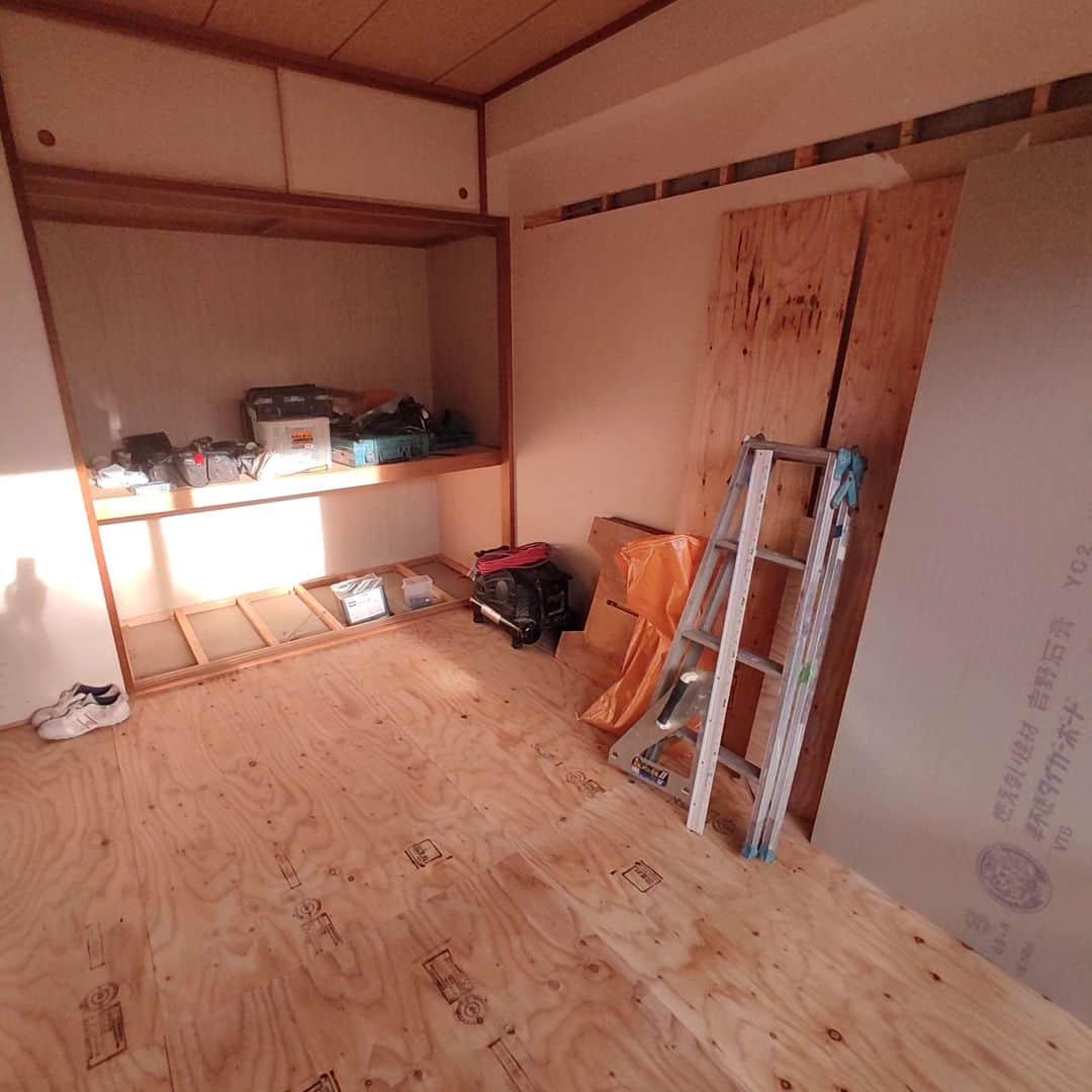 日向正樹のインスタグラム：「今日から和室のリフォームが始まりました。 しばらく寝る所が無いです〜。」