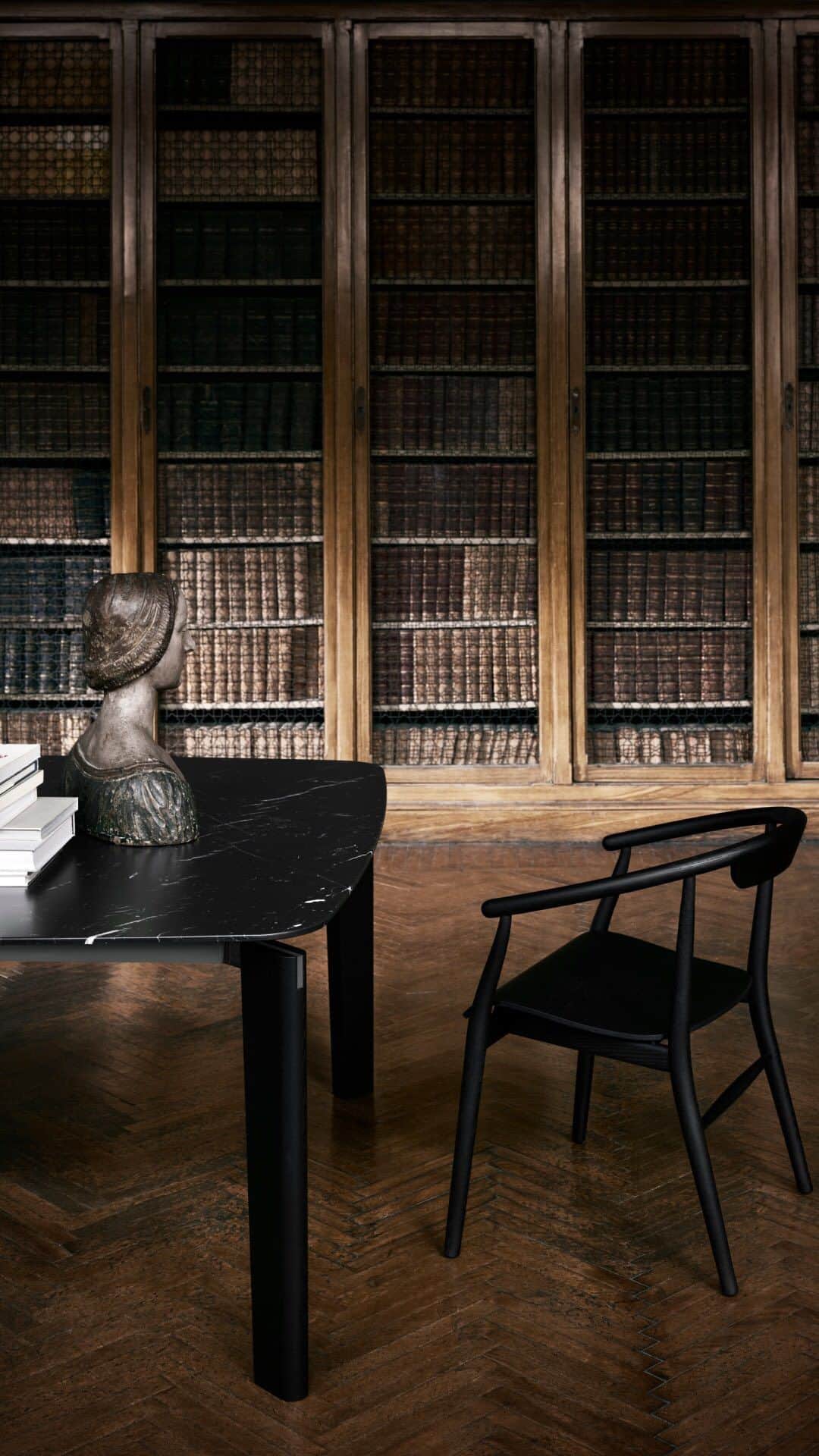 のインスタグラム：「Moody elegance meets modern luxury. Discover Oskar table and Jens chair.  @vincentvanduysen @antonio_citterio_arch Ph @tommasosartori_studio Video @feline.studio Director @simoneyangofficial  #bebitalia #Design #Milan #Italy」