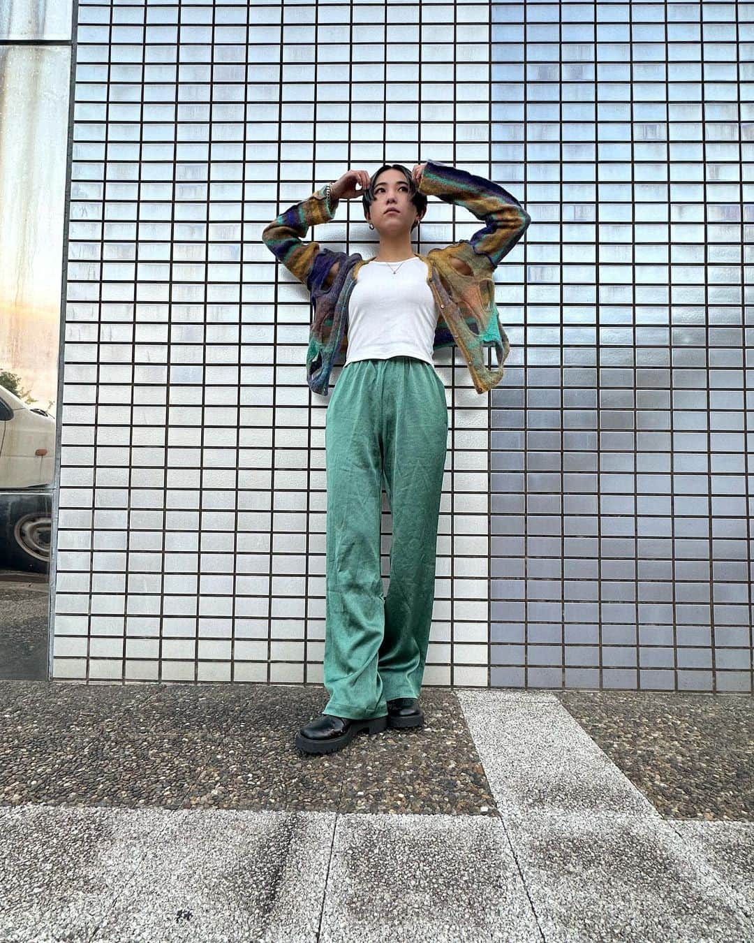 yurinasiaのインスタグラム：「🐠 knit： @perverze_official  pants : @enof_01   もうすぐ秋ですね、こちらは元気ですϵ( 'Θ' )϶」