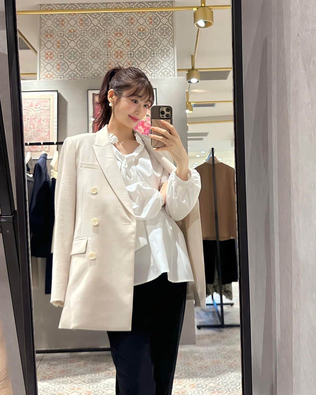 牧野結美のインスタグラム：「JILL STUART POP UP SHOPへ🤍🩶  そろそろ秋服の準備がしたくて @jillstuart.jp のポップアップへ行ってきました☺️  1枚目で肩がけしてるジャケットは 秋に活躍すること間違いなしだし、 5枚目で着用してるレースのドレスも素敵だった🪞✨  7枚目で持っているブルーのブラウスは 胸元のフリルの美しさと程よい透け感が 大人可愛くてもう一目惚れでした🫶🏻 こちらは、また着画を載せる予定です🕊️🫧  NEWoMan先行商品や限定商品のほか、 ノベルティもあるみたいでしたよ〜🥂♡  《 NEWoMan YOKOHAMA JILL STUART POP UP SHOP 》  ◆開催期間 9/1(FRI)-9/24(SUN)  ◆所在地 ニュウマン横浜 5F    #JILL_NEWoMan #JILLSTUART #ジルスチュアート #JILL_23AW #秋服コーデ #ジャケットコーデ #ジャケットスタイル #ジャケット女子 #ジャケットコーディネート #プレママコーデ #きれいめカジュアルコーデ #綺麗めコーデ #秋服コーディネート #アラサーファッション # pr」