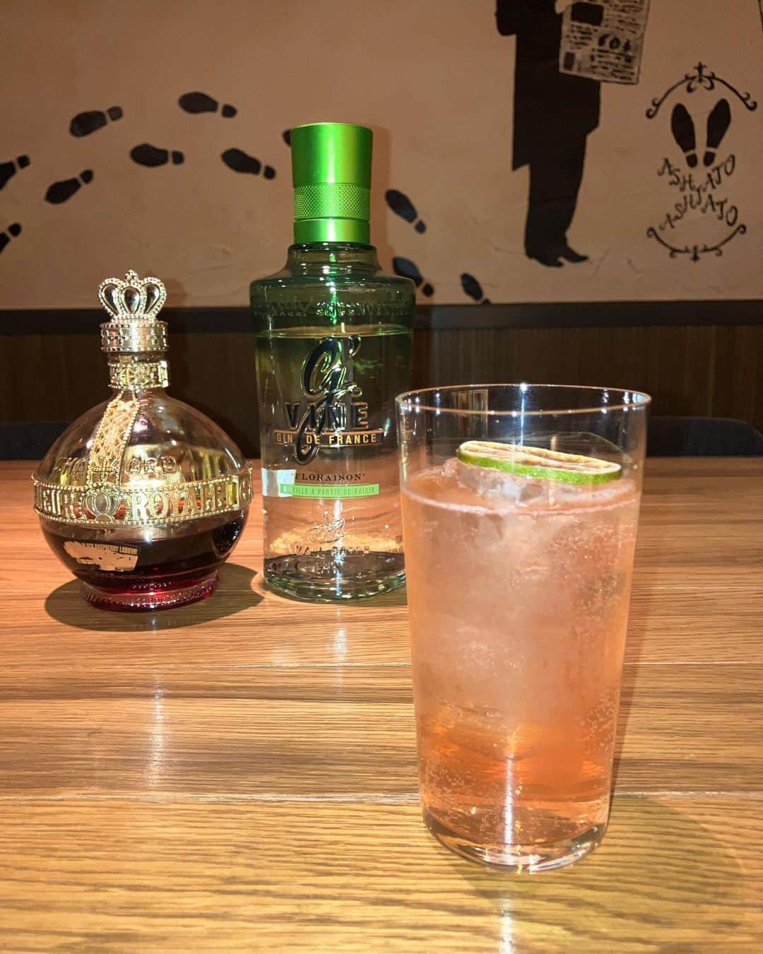 Bar足跡のインスタグラム：「SWEETSBAR足跡  スイーツに合わせるペアリングカクテルのご紹介。  クレームダンジュ  【ペアリングカクテル】 ・果実の健康カクテル  (ジン、ベリー、アセロラ)  白ブドウ原料のジン、フランボワーズリキュール、アセロラなど果実由来のものを使ったジントニック。 甘すぎず、軽快に飲み進められるため、チーズの風味を程よく中和できる一杯。  ꧁——————————꧂  SWEETS BARグループの公式LINEができました。 全店舗で使えるお得なショップカードも配信していますので、ぜひお友達追加して当店をお得にご利用ください。  【営業時間】 終日19:00〜27:00〜(最終入店26:00)  皆様のご来店を心よりお待ちしております。  ꧁——————————꧂  【姉妹店】 @sweetsbar.ashioto  日〜木曜、祝日18:00〜25:00(LO.24:00) 金土、祝前日18:00〜27:00 (LO.26:00) 定休日 不定休」