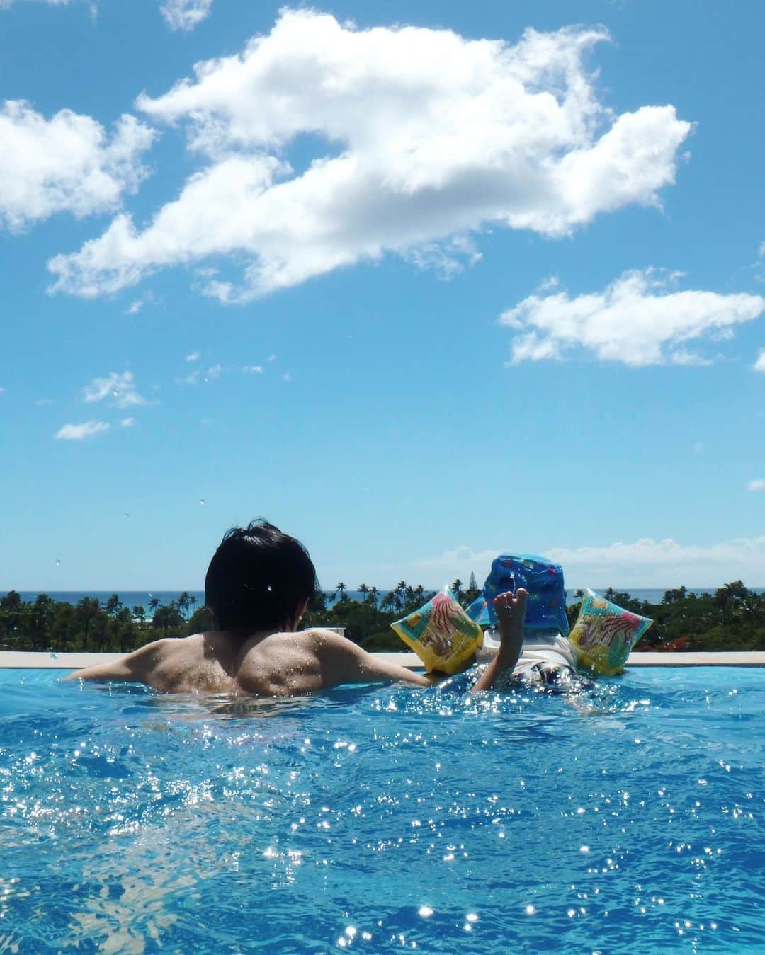 酒匂彩名さんのインスタグラム写真 - (酒匂彩名Instagram)「: 家族写真📸 : #ハワイ旅　#家族写真　#夏休みの思い出」9月11日 20時30分 - ayanasakoh