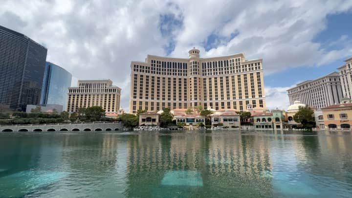 かこのインスタグラム：「噴水ショー⛲️🇺🇸 ラスベガスなんて人生で来れるかわからんのに横にあこがおって一緒に観とるなんて感慨深くて本当に感動した。ショー観ながらあこも見たww生きとって良かったなぁと思う瞬間やった。 #bellagio #アメリカ #ラスベガス #lasvegas #噴水ショー #大食い #双子 #はらぺこツインズ」