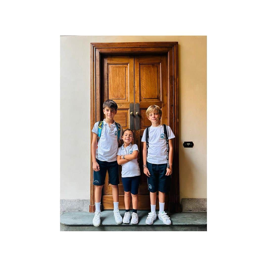 レオナルド・ボヌッチのインスタグラム：「Braccio contro braccio, uno sulla spalla dell’altro. Oggi più che mai. ✨  #firstdayofschool #family #growtogether」