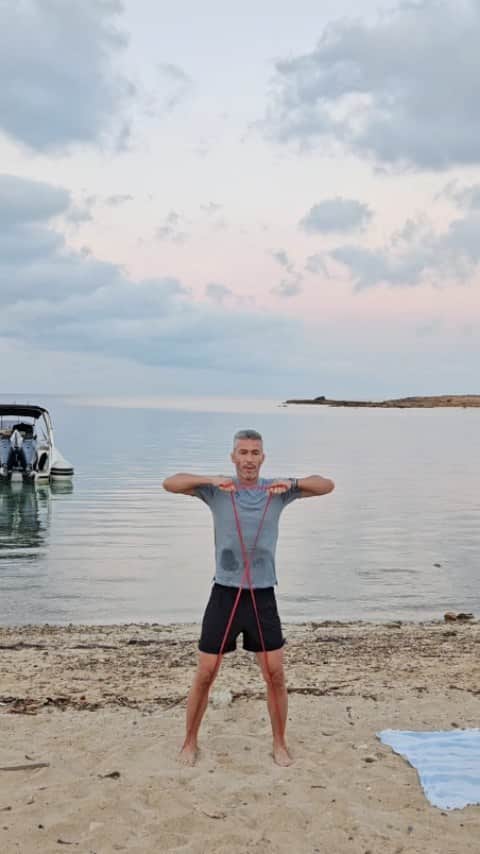 ルイス・ハビエル・ガルシア・サンスのインスタグラム：「MONDAY Special monday workout, saying goodbye to the holidays. Taking the bands everywhere helps me to keep the muscles moving so no excuses. Even in paradise routines are welcome. Have a great week guys !!」