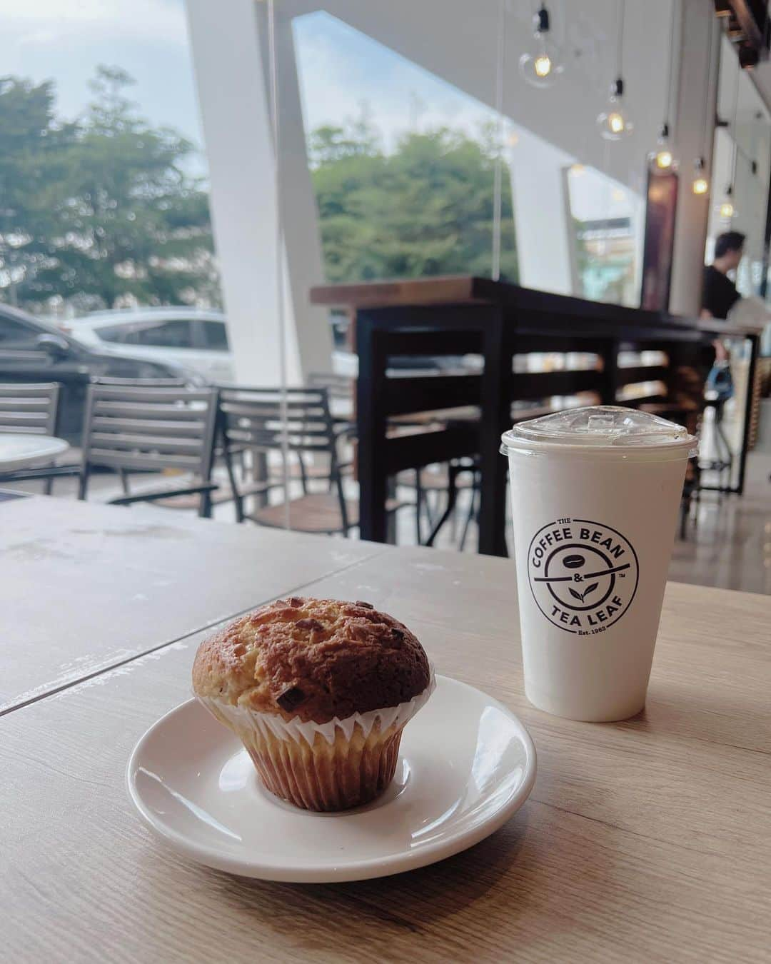 石井あみさんのインスタグラム写真 - (石井あみInstagram)「🧁  セブにたくさんある @coffee_beanph 日本にもあった？かな？  ここのアイスコーヒーも キリリとしていて好き。  フードメニューもあるので、 マフィンが食べたくなった時 サラダが食べたくなった時にも 行きます。  ITpark、Ayalamall、 色んなモールに入っています。  #セブ島#セブ島移住#セブ島留学 #セブ島旅行 #語学留学#親子留学#海外移住#海外子育て#セブヨロ#留学エージェント」9月11日 16時54分 - ami_cebuyolo