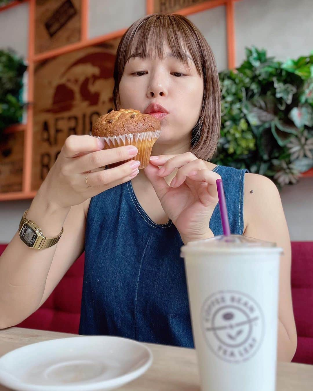 石井あみさんのインスタグラム写真 - (石井あみInstagram)「🧁  セブにたくさんある @coffee_beanph 日本にもあった？かな？  ここのアイスコーヒーも キリリとしていて好き。  フードメニューもあるので、 マフィンが食べたくなった時 サラダが食べたくなった時にも 行きます。  ITpark、Ayalamall、 色んなモールに入っています。  #セブ島#セブ島移住#セブ島留学 #セブ島旅行 #語学留学#親子留学#海外移住#海外子育て#セブヨロ#留学エージェント」9月11日 16時54分 - ami_cebuyolo