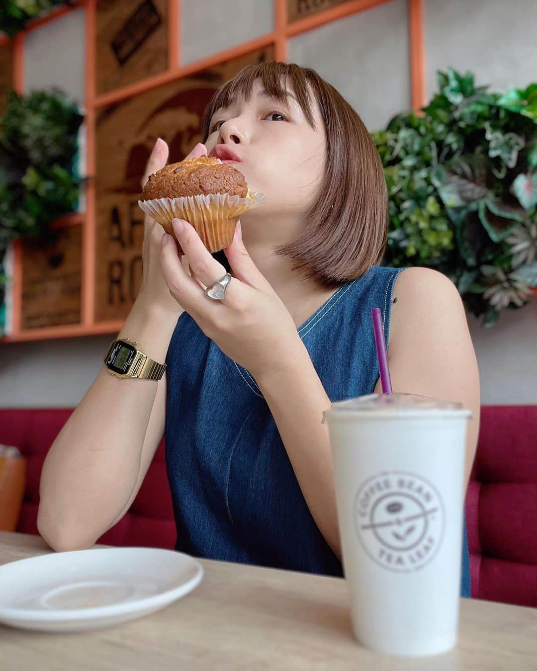 石井あみさんのインスタグラム写真 - (石井あみInstagram)「🧁  セブにたくさんある @coffee_beanph 日本にもあった？かな？  ここのアイスコーヒーも キリリとしていて好き。  フードメニューもあるので、 マフィンが食べたくなった時 サラダが食べたくなった時にも 行きます。  ITpark、Ayalamall、 色んなモールに入っています。  #セブ島#セブ島移住#セブ島留学 #セブ島旅行 #語学留学#親子留学#海外移住#海外子育て#セブヨロ#留学エージェント」9月11日 16時54分 - ami_cebuyolo