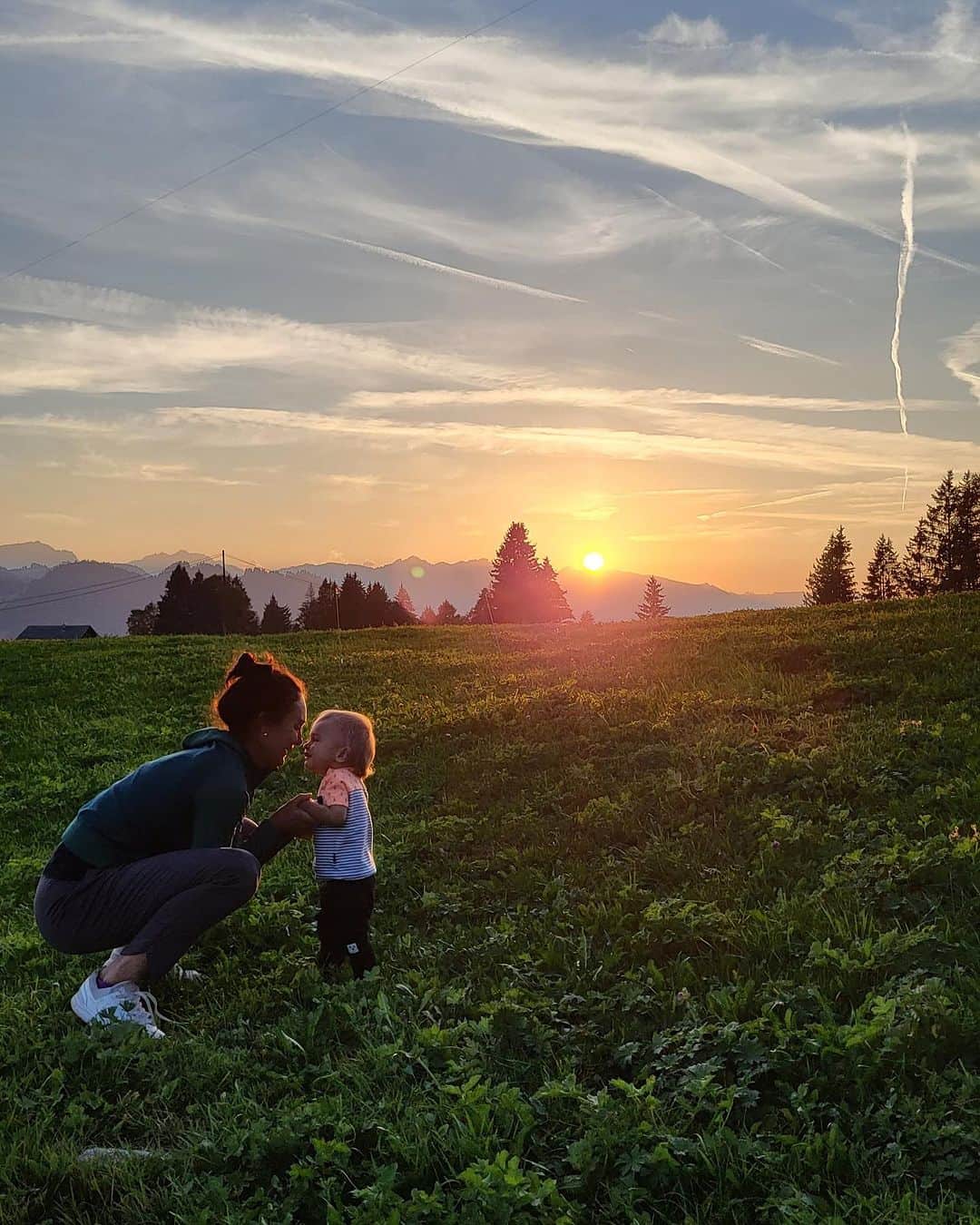 サラ・マイアーのインスタグラム：「Das isch Liebi ❤️ Mängisch raubed ihr mir jede Nerv, mängisch hani schlaflosi Nächt vor Sorge. Aber jede Tag bini dankbar, dassi oies Mami därf sii☺️   #family #familylife #lovemyboys」