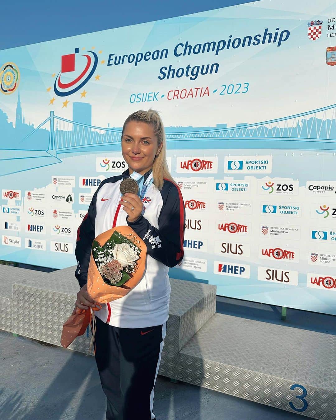 アンバー・ヒルのインスタグラム：「European Championship BRONZE 🥉🩵  As always, forever thankful to my team.. @british_shooting @berettaofficial @gmk_ltd @eleyhawk @clays_bar @plugzz_hearing @richard_brickell @sportshootingpsychologist」