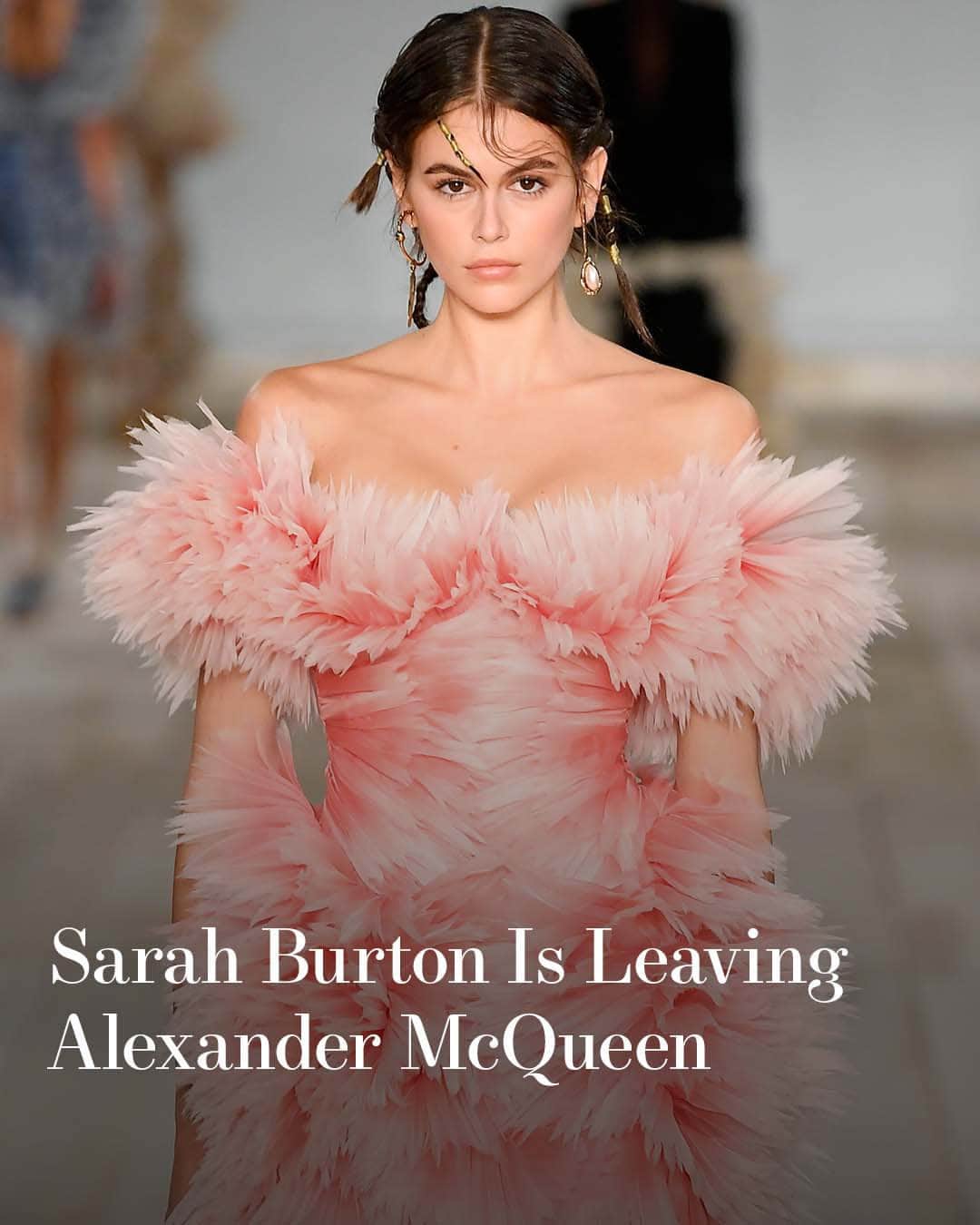 Harper's BAZAARのインスタグラム：「After 26 years, Sarah Burton is leaving @alexandermcqueen. The creative director will show her final collection for the house at Paris Fashion Week in September. Her successor has yet to be named.  Burton has been with the brand since 1996, when she joined Lee Alexander McQueen as an intern after graduating from famed London design school Central Saint Martins. She was one of McQueen’s closest and most trusted collaborators, and in 2000 was appointed the head of womenswear design. After the tragic death in 2010 of the man who forever changed the landscape of fashion, Burton was appointed creative director.  “I am so proud of everything I’ve done and of my incredible team at Alexander McQueen,” Burton said in a statement. “Above all, I want to thank Lee Alexander McQueen. He taught me so much, and I am eternally grateful to him. I am looking forward to the future and my next chapter and will always carry this treasured time with me.”  Keep reading at the link in bio.」